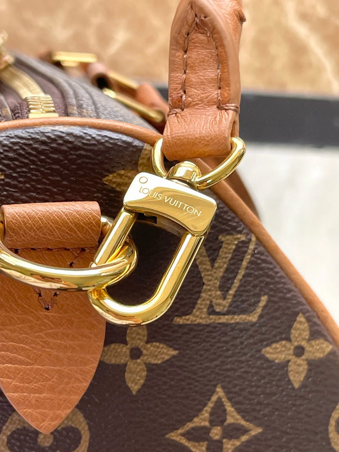 💰1100 Top Original M87212 Presbyopia Brown Speedy Soft 30 Dark handbag becomes a good travel companion with its eye-catching style. The Monogram coated canvas bag is trimmed with leather and has a Gothic-style chain. Its generous structure has a zipped pocket inside to keep your passport and other important items safe. The nameplate and tassels add to the intricate details, and the Toron handle adds a fresh touch. 21 x 17 x 30 cm (height x width x length)