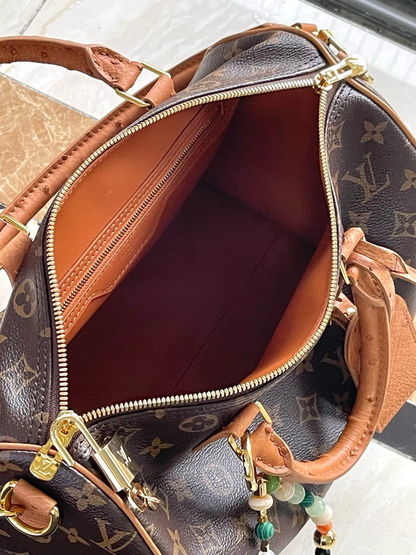💰1100 Top Original M87212 Presbyopia Brown Speedy Soft 30 Dark handbag becomes a good travel companion with its eye-catching style. The Monogram coated canvas bag is trimmed with leather and has a Gothic-style chain. Its generous structure has a zipped pocket inside to keep your passport and other important items safe. The nameplate and tassels add to the intricate details, and the Toron handle adds a fresh touch. 21 x 17 x 30 cm (height x width x length)