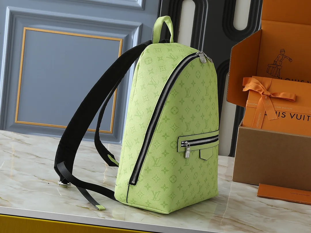 💰300💰Upgraded from the original M14020 black flower. Lime green. Presbyopia. Black checkered. This Discovery Slim double shoulder bag is made of Monogram Eclipse coated canvas. It has a compact structure and integrates pens into the laptop pocket. It can easily be used in business, leisure or leisure occasions with a trendy attitude. The adjustable shoulder straps with fabric lining enhance the comfortable carrying experience, and the zippered front pocket makes it easy to store daily necessities. Size:38x13x28cm