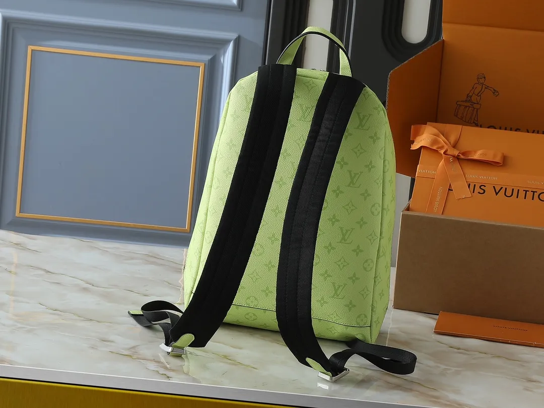 💰300💰Upgraded from the original M14020 black flower. Lime green. Presbyopia. Black checkered. This Discovery Slim double shoulder bag is made of Monogram Eclipse coated canvas. It has a compact structure and integrates pens into the laptop pocket. It can easily be used in business, leisure or leisure occasions with a trendy attitude. The adjustable shoulder straps with fabric lining enhance the comfortable carrying experience, and the zippered front pocket makes it easy to store daily necessities. Size:38x13x28cm