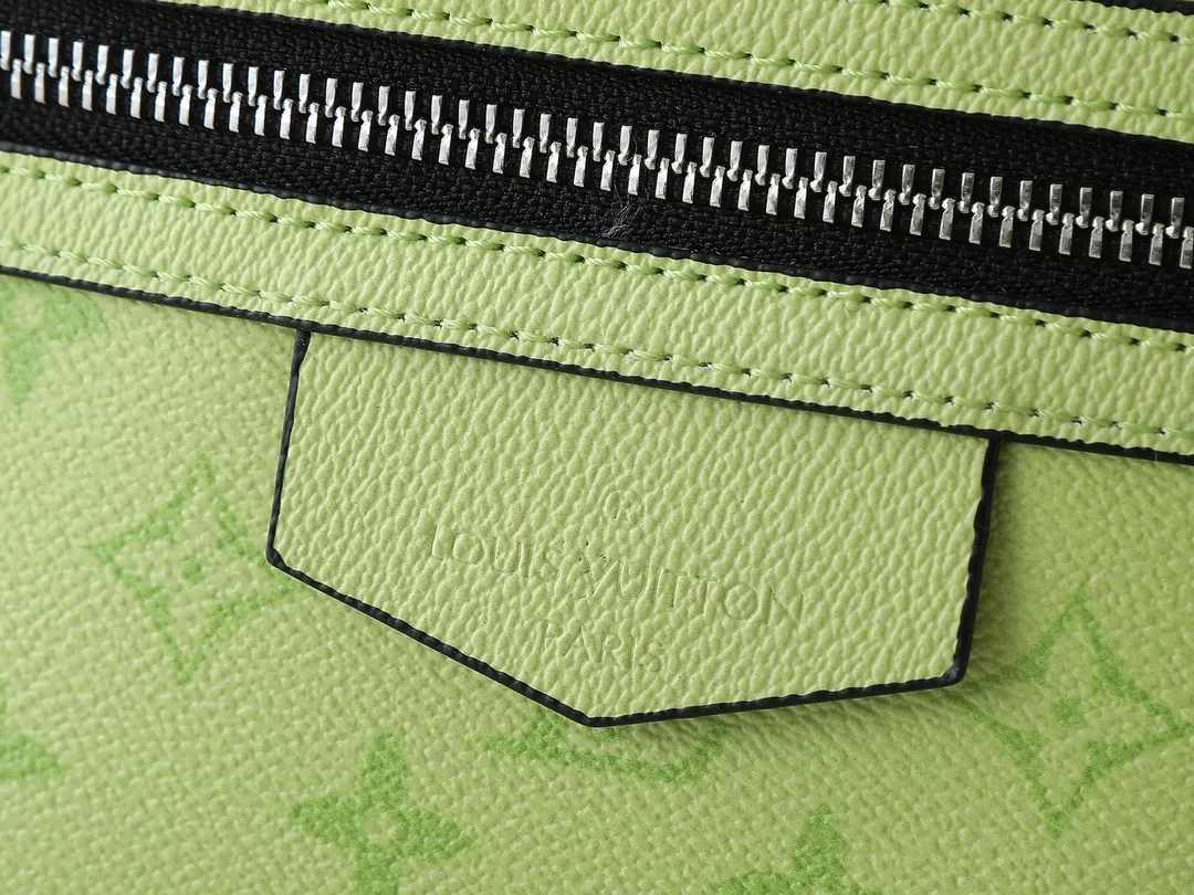 💰300💰Upgraded from the original M14020 black flower. Lime green. Presbyopia. Black checkered. This Discovery Slim double shoulder bag is made of Monogram Eclipse coated canvas. It has a compact structure and integrates pens into the laptop pocket. It can easily be used in business, leisure or leisure occasions with a trendy attitude. The adjustable shoulder straps with fabric lining enhance the comfortable carrying experience, and the zippered front pocket makes it easy to store daily necessities. Size:38x13x28cm
