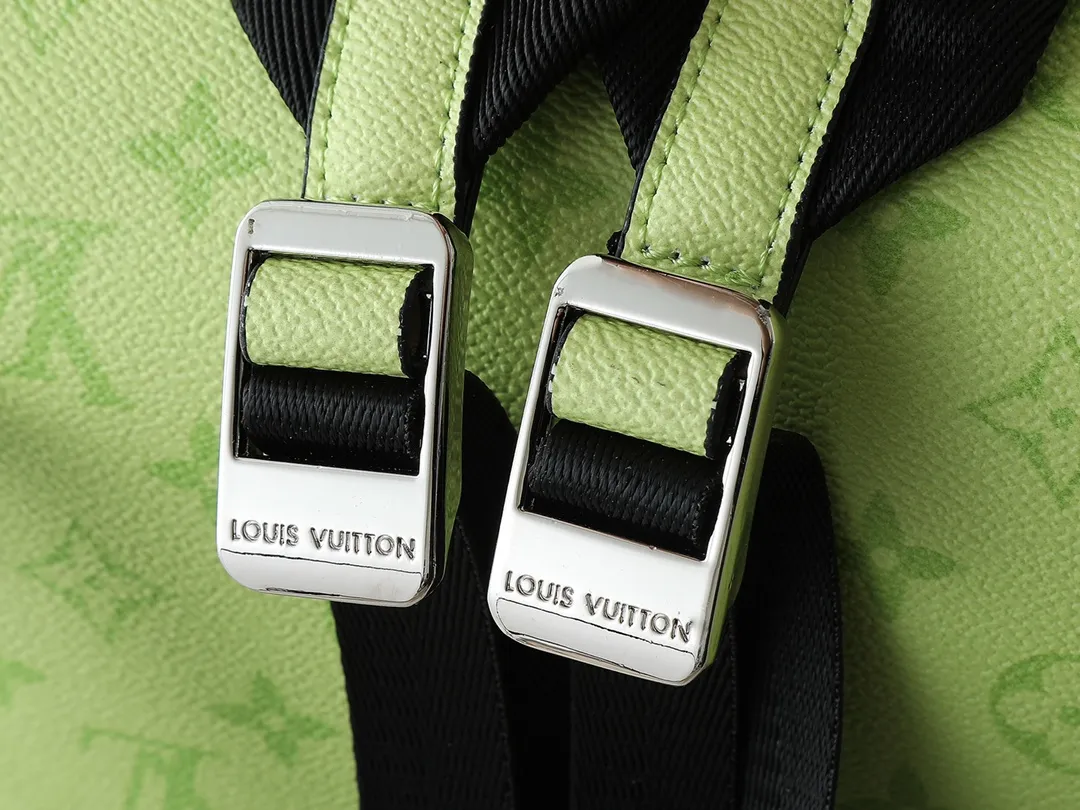 💰300💰Upgraded from the original M14020 black flower. Lime green. Presbyopia. Black checkered. This Discovery Slim double shoulder bag is made of Monogram Eclipse coated canvas. It has a compact structure and integrates pens into the laptop pocket. It can easily be used in business, leisure or leisure occasions with a trendy attitude. The adjustable shoulder straps with fabric lining enhance the comfortable carrying experience, and the zippered front pocket makes it easy to store daily necessities. Size:38x13x28cm
