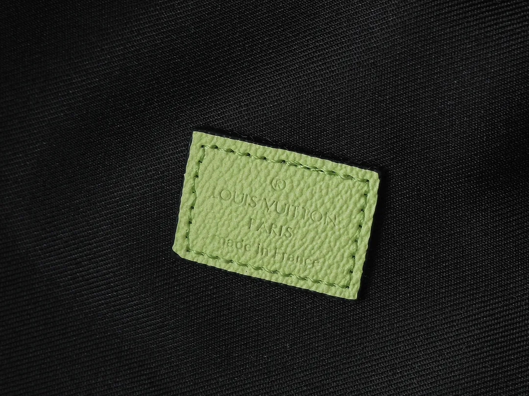 💰300💰Upgraded from the original M14020 black flower. Lime green. Presbyopia. Black checkered. This Discovery Slim double shoulder bag is made of Monogram Eclipse coated canvas. It has a compact structure and integrates pens into the laptop pocket. It can easily be used in business, leisure or leisure occasions with a trendy attitude. The adjustable shoulder straps with fabric lining enhance the comfortable carrying experience, and the zippered front pocket makes it easy to store daily necessities. Size:38x13x28cm