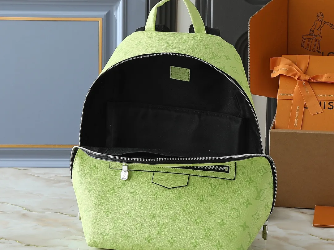 💰300💰Upgraded from the original M14020 black flower. Lime green. Presbyopia. Black checkered. This Discovery Slim double shoulder bag is made of Monogram Eclipse coated canvas. It has a compact structure and integrates pens into the laptop pocket. It can easily be used in business, leisure or leisure occasions with a trendy attitude. The adjustable shoulder straps with fabric lining enhance the comfortable carrying experience, and the zippered front pocket makes it easy to store daily necessities. Size:38x13x28cm