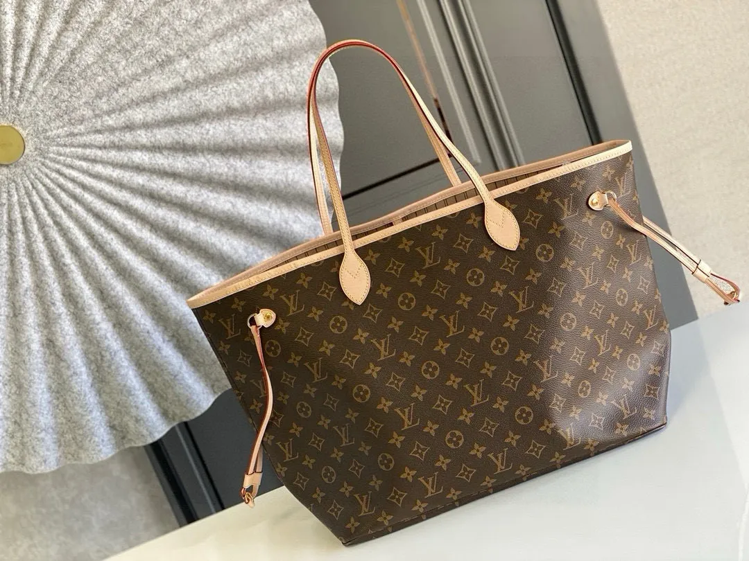 💰800 (large steel nails) top original order M40990 NEVERFULL large handbag Neverfull is a new interpretation of the classic handbag and explores the exquisite details inside the bag. Redesigned interior pockets feature fresh fabric linings and vintage details inspired by the Louis Vuitton archives, most notably the detachable zippered clutch, which can be used as a sophisticated clutch on its own or as an additional pocket. Bright lining tones add a more lively feel to Monogram's classic canvas. Detailed features 39 x 32 x 19 cm (Length x Height x Width) Redesigned interior pocket with details inspired by the Louis Vuitton archives Pockets lined with linen fabric Removable zippered clutch with tonal interior pocket Natural cowhide leather trim Shiny gold-tone hardware Handles: double handles