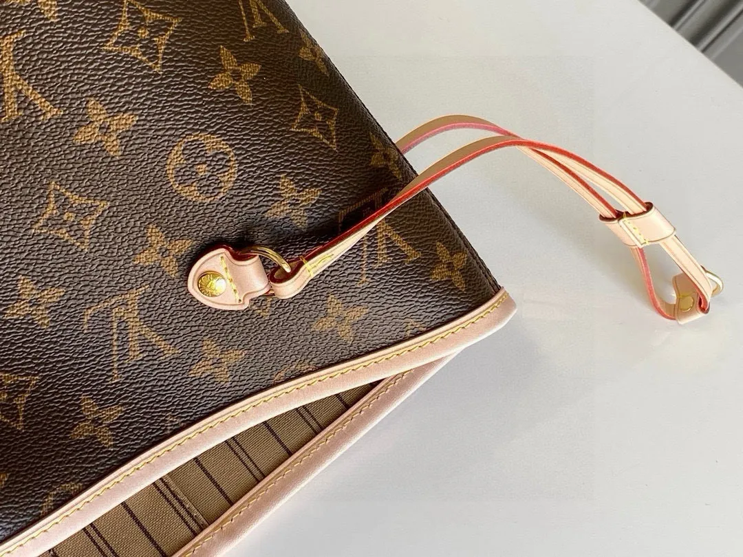 💰800 (large steel nails) top original order M40990 NEVERFULL large handbag Neverfull is a new interpretation of the classic handbag and explores the exquisite details inside the bag. Redesigned interior pockets feature fresh fabric linings and vintage details inspired by the Louis Vuitton archives, most notably the detachable zippered clutch, which can be used as a sophisticated clutch on its own or as an additional pocket. Bright lining tones add a more lively feel to Monogram's classic canvas. Detailed features 39 x 32 x 19 cm (Length x Height x Width) Redesigned interior pocket with details inspired by the Louis Vuitton archives Pockets lined with linen fabric Removable zippered clutch with tonal interior pocket Natural cowhide leather trim Shiny gold-tone hardware Handles: double handles