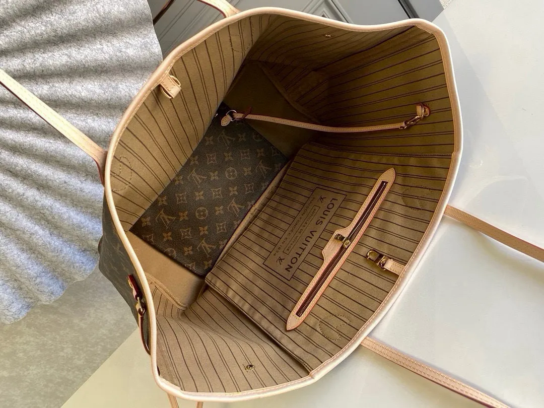 💰800 (large steel nails) top original order M40990 NEVERFULL large handbag Neverfull is a new interpretation of the classic handbag and explores the exquisite details inside the bag. Redesigned interior pockets feature fresh fabric linings and vintage details inspired by the Louis Vuitton archives, most notably the detachable zippered clutch, which can be used as a sophisticated clutch on its own or as an additional pocket. Bright lining tones add a more lively feel to Monogram's classic canvas. Detailed features 39 x 32 x 19 cm (Length x Height x Width) Redesigned interior pocket with details inspired by the Louis Vuitton archives Pockets lined with linen fabric Removable zippered clutch with tonal interior pocket Natural cowhide leather trim Shiny gold-tone hardware Handles: double handles