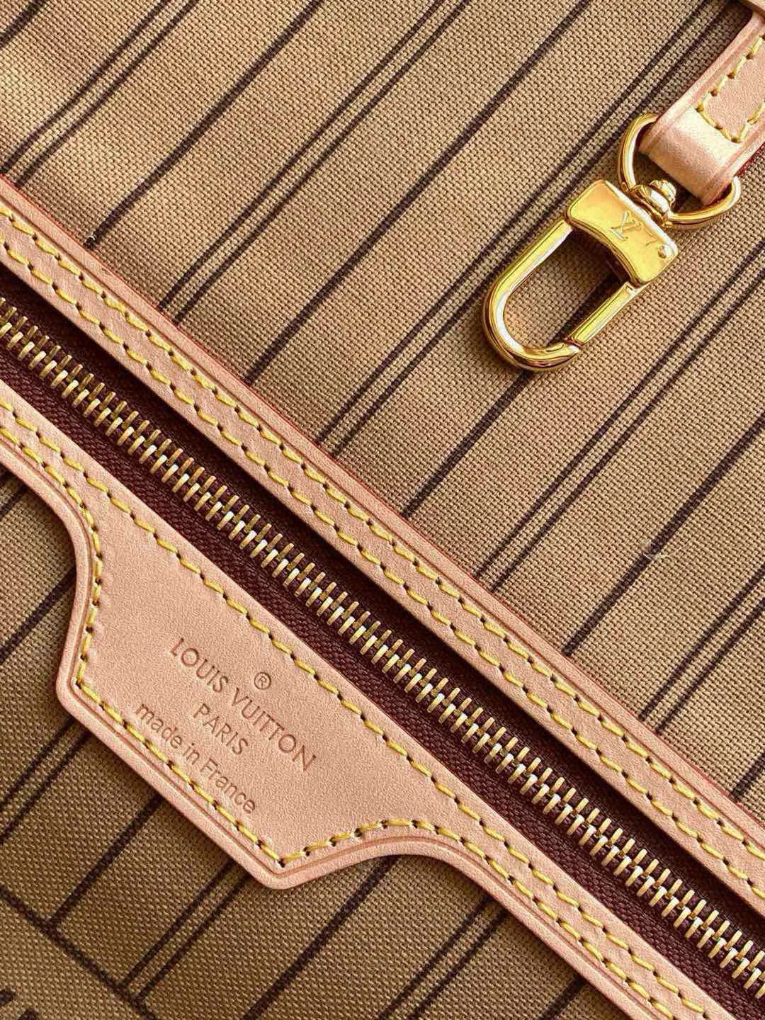 💰800 (large steel nails) top original order M40990 NEVERFULL large handbag Neverfull is a new interpretation of the classic handbag and explores the exquisite details inside the bag. Redesigned interior pockets feature fresh fabric linings and vintage details inspired by the Louis Vuitton archives, most notably the detachable zippered clutch, which can be used as a sophisticated clutch on its own or as an additional pocket. Bright lining tones add a more lively feel to Monogram's classic canvas. Detailed features 39 x 32 x 19 cm (Length x Height x Width) Redesigned interior pocket with details inspired by the Louis Vuitton archives Pockets lined with linen fabric Removable zippered clutch with tonal interior pocket Natural cowhide leather trim Shiny gold-tone hardware Handles: double handles