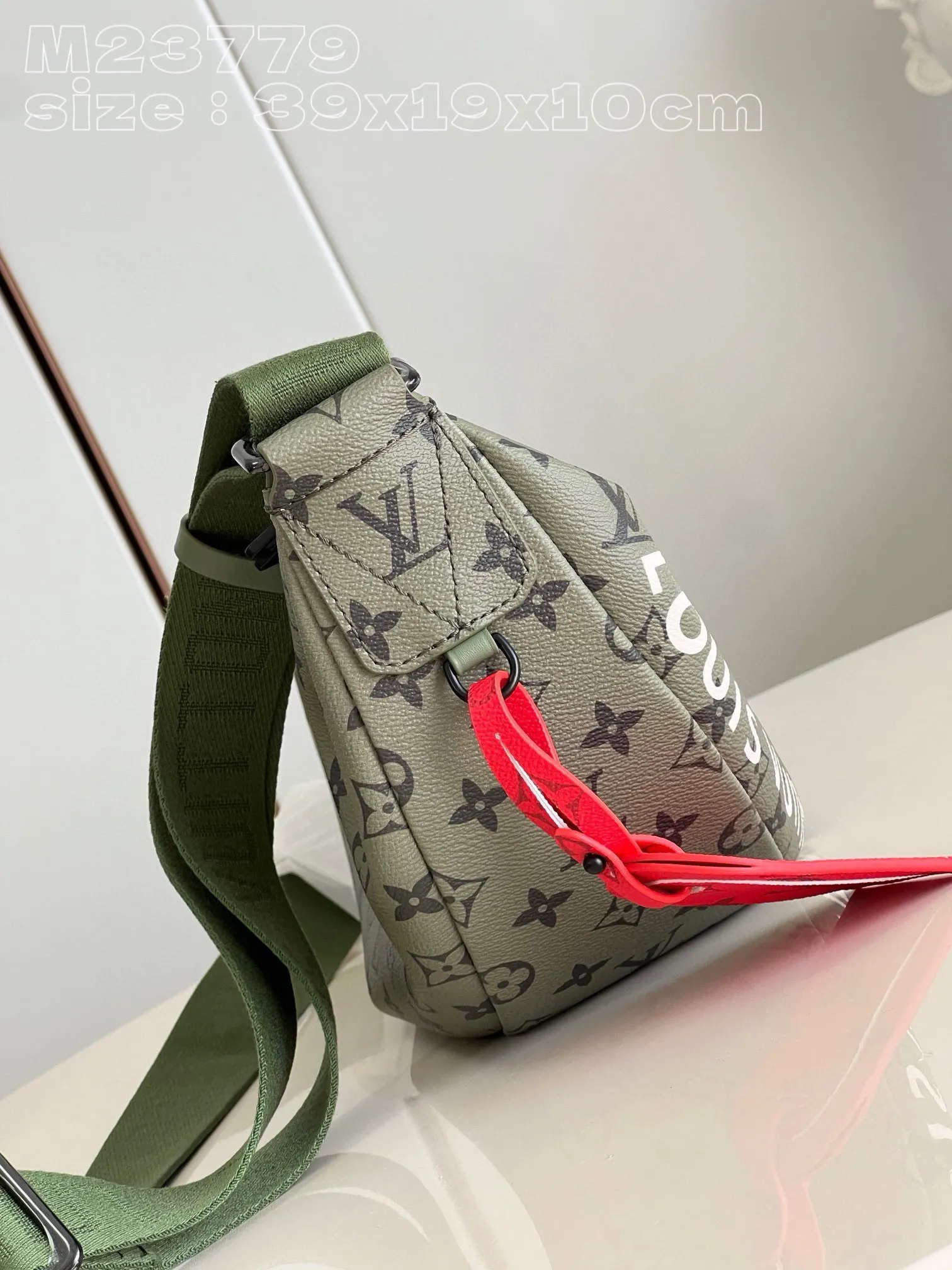 💰920 Top original order [Exclusive real shot m23779 green] This hamac handbag is made of monogram canvas to create a comfortable carrying bag. The large main compartment has a secure zipper and an interior patch pocket for storing small items. With the clever use of the adjustable shoulder strap, you can wear it cross-body, on the shoulder, or worn around the waist. 39 x 19 x 10 cm (length x height x width) ss