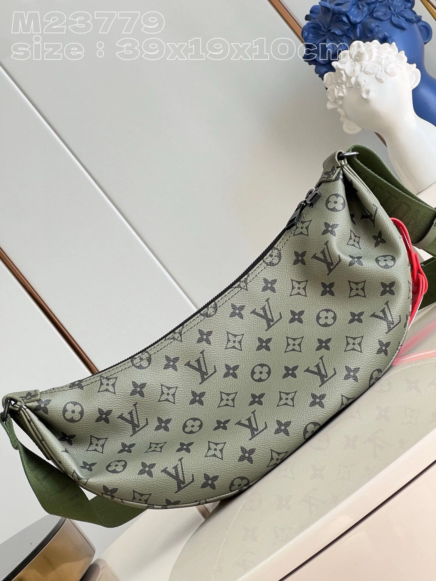 💰920 Top original order [Exclusive real shot m23779 green] This hamac handbag is made of monogram canvas to create a comfortable carrying bag. The large main compartment has a secure zipper and an interior patch pocket for storing small items. With the clever use of the adjustable shoulder strap, you can wear it cross-body, on the shoulder, or worn around the waist. 39 x 19 x 10 cm (length x height x width) ss