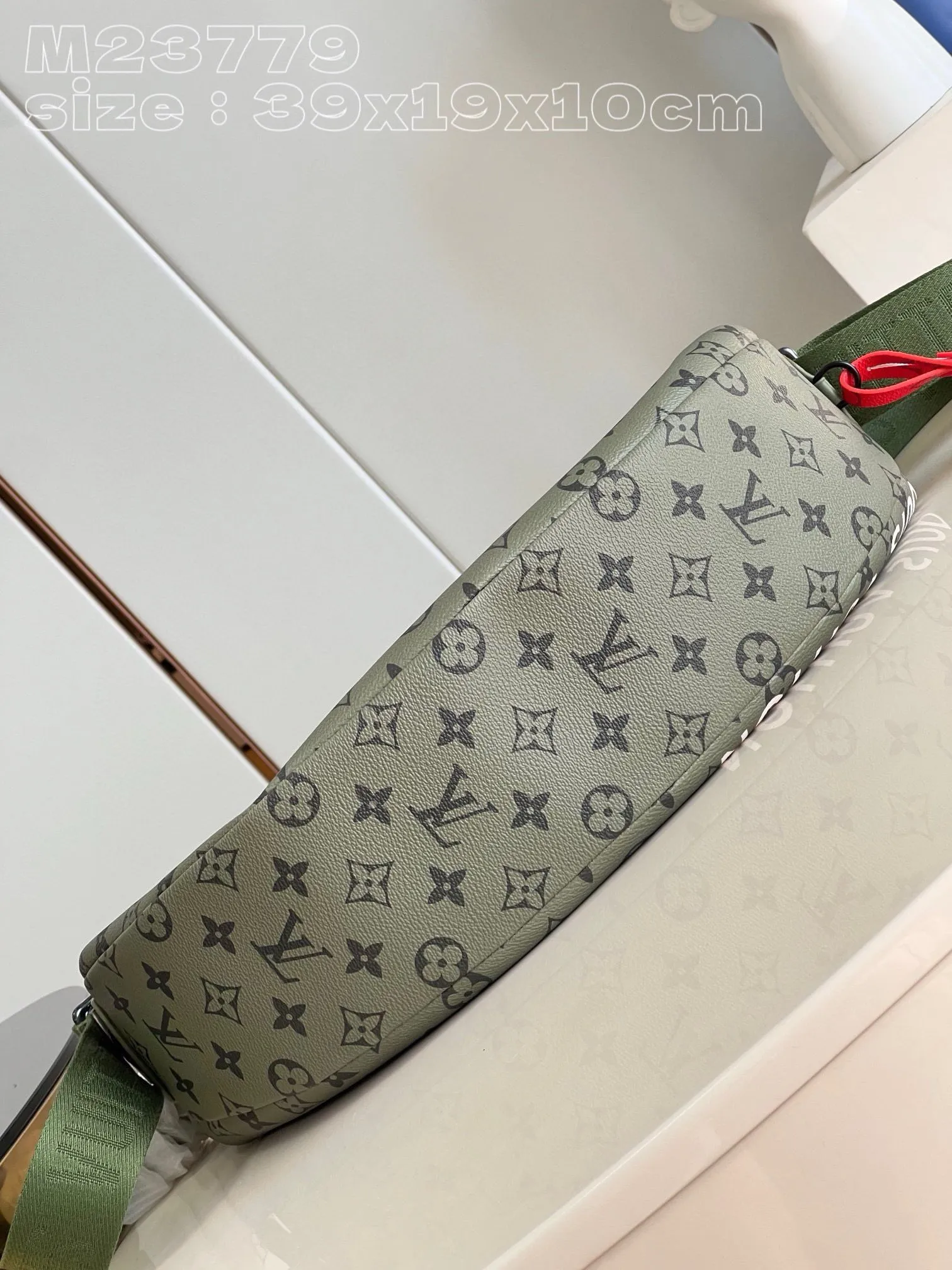 💰920 Top original order [Exclusive real shot m23779 green] This hamac handbag is made of monogram canvas to create a comfortable carrying bag. The large main compartment has a secure zipper and an interior patch pocket for storing small items. With the clever use of the adjustable shoulder strap, you can wear it cross-body, on the shoulder, or worn around the waist. 39 x 19 x 10 cm (length x height x width) ss