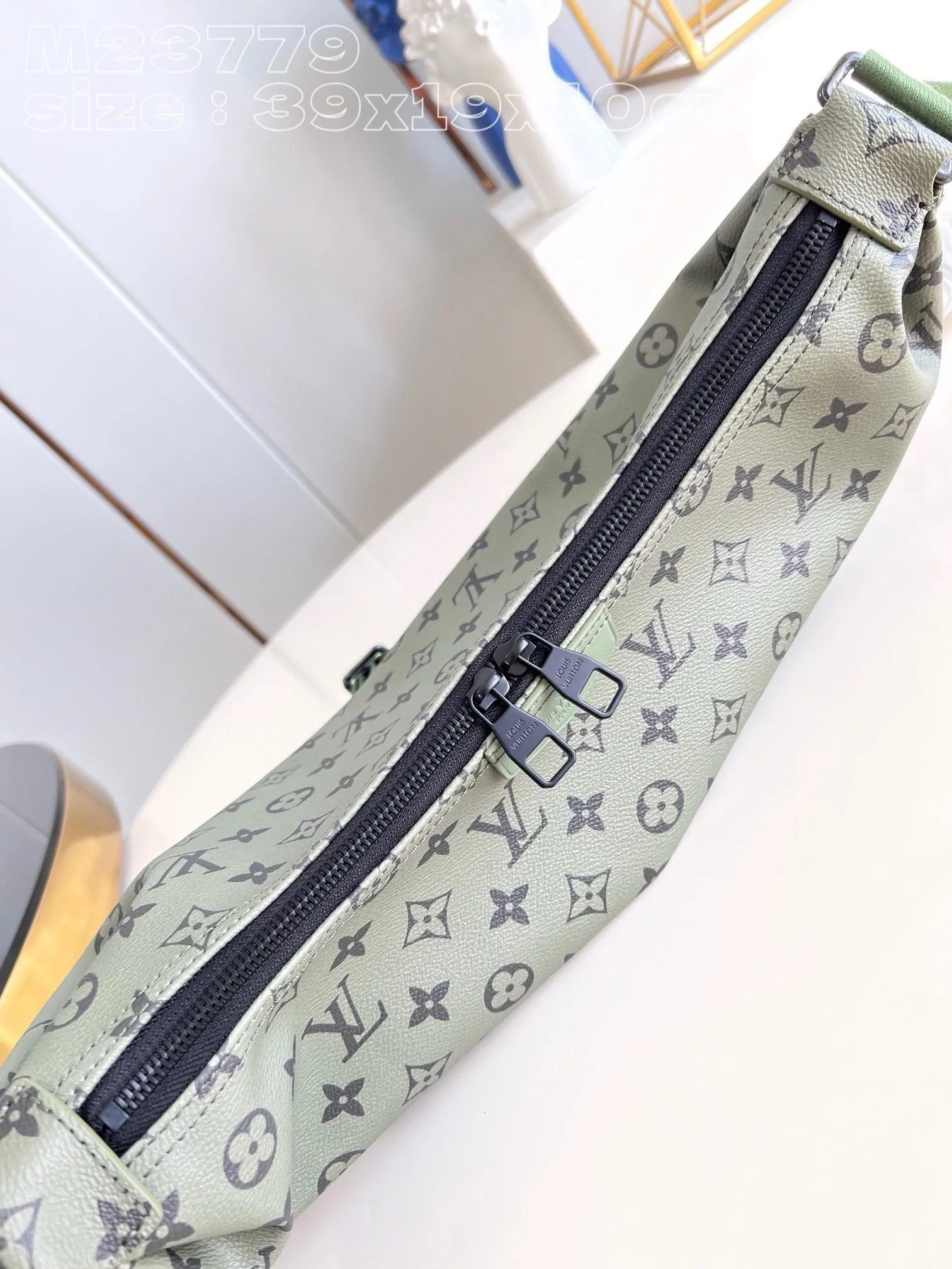💰920 Top original order [Exclusive real shot m23779 green] This hamac handbag is made of monogram canvas to create a comfortable carrying bag. The large main compartment has a secure zipper and an interior patch pocket for storing small items. With the clever use of the adjustable shoulder strap, you can wear it cross-body, on the shoulder, or worn around the waist. 39 x 19 x 10 cm (length x height x width) ss
