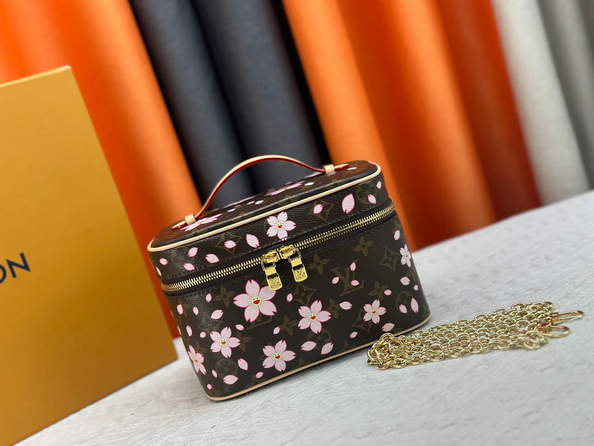 P260 upgraded original M13747 M44495 M42265 M44936 M42263 lv Takashi Murakami Nice mini Nano cosmetic bag with Monogram print and 33 colorful colors. In 2025, Takashi Murakami and lv jointly launched the white tricolor and black tricolor twelve pieces, which are very popular around the world and are loved by celebrities and celebrities. Dimensions: 24 x 17 x 14 (LxHxW)
