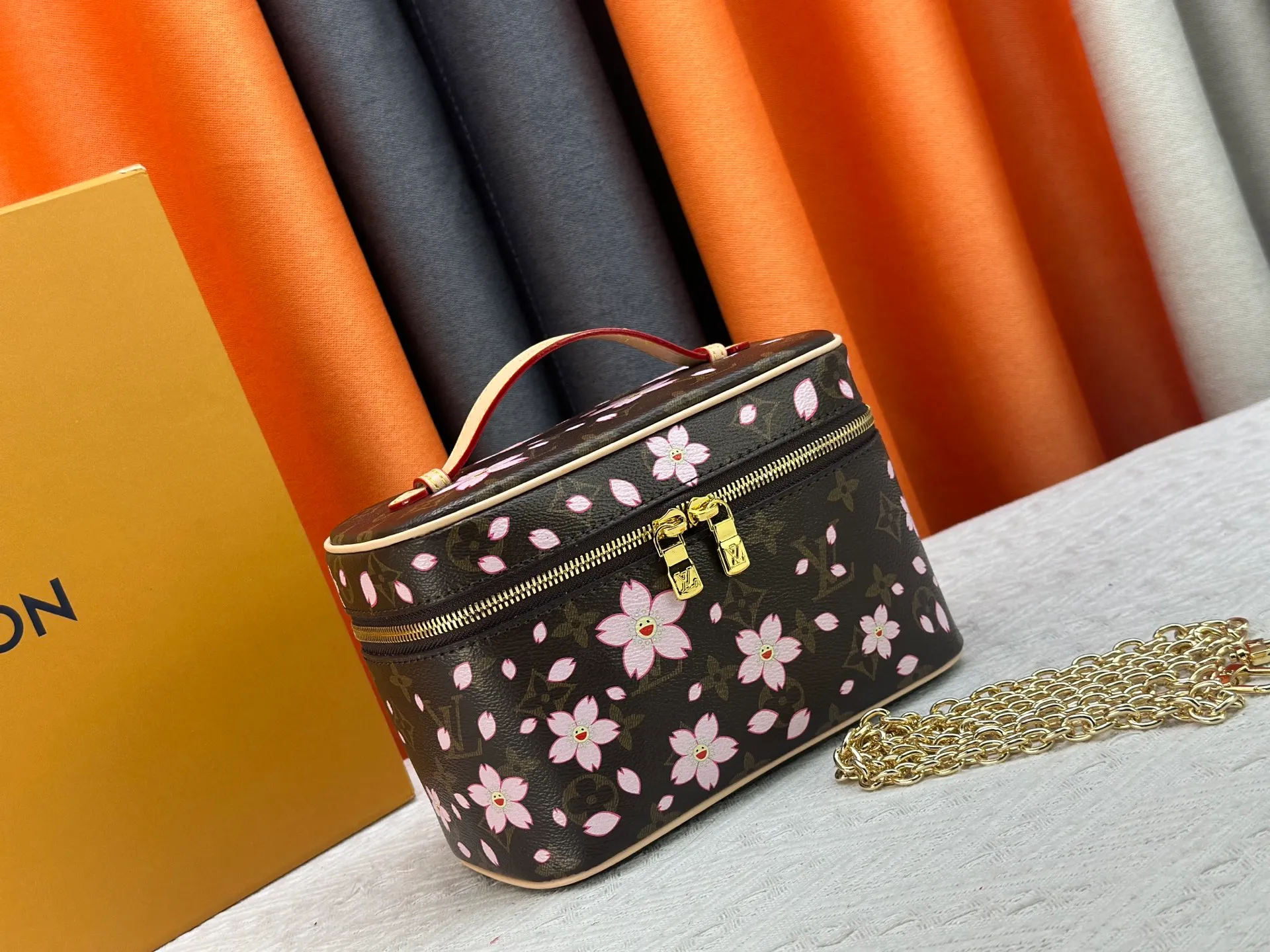 P260 upgraded original M13747 M44495 M42265 M44936 M42263 lv Takashi Murakami Nice mini Nano cosmetic bag with Monogram print and 33 colorful colors. In 2025, Takashi Murakami and lv jointly launched the white tricolor and black tricolor twelve pieces, which are very popular around the world and are loved by celebrities and celebrities. Dimensions: 24 x 17 x 14 (LxHxW)