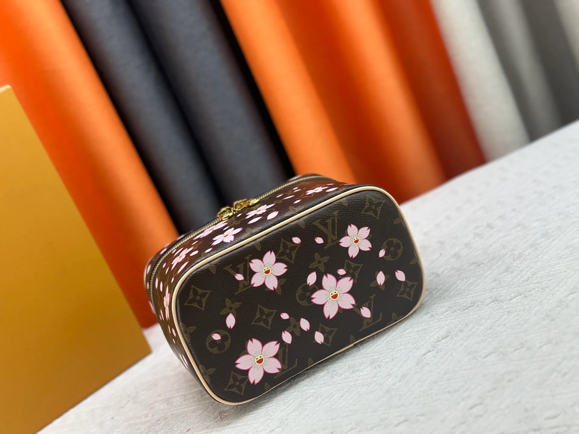 P260 upgraded original M13747 M44495 M42265 M44936 M42263 lv Takashi Murakami Nice mini Nano cosmetic bag with Monogram print and 33 colorful colors. In 2025, Takashi Murakami and lv jointly launched the white tricolor and black tricolor twelve pieces, which are very popular around the world and are loved by celebrities and celebrities. Dimensions: 24 x 17 x 14 (LxHxW)