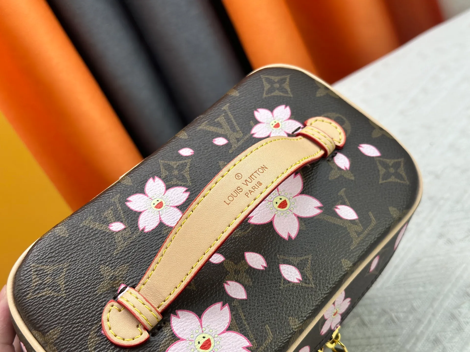 P260 upgraded original M13747 M44495 M42265 M44936 M42263 lv Takashi Murakami Nice mini Nano cosmetic bag with Monogram print and 33 colorful colors. In 2025, Takashi Murakami and lv jointly launched the white tricolor and black tricolor twelve pieces, which are very popular around the world and are loved by celebrities and celebrities. Dimensions: 24 x 17 x 14 (LxHxW)