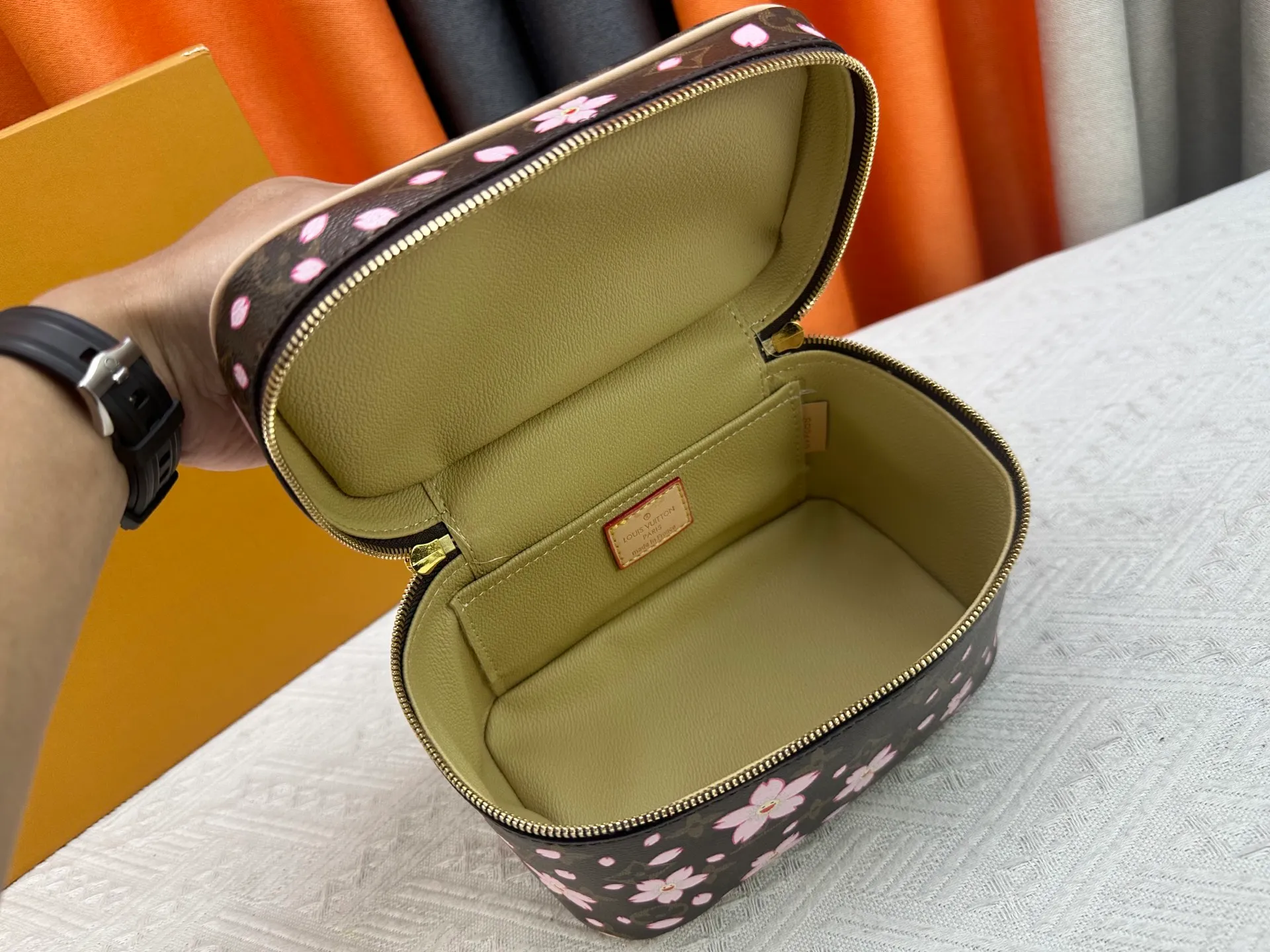 P260 upgraded original M13747 M44495 M42265 M44936 M42263 lv Takashi Murakami Nice mini Nano cosmetic bag with Monogram print and 33 colorful colors. In 2025, Takashi Murakami and lv jointly launched the white tricolor and black tricolor twelve pieces, which are very popular around the world and are loved by celebrities and celebrities. Dimensions: 24 x 17 x 14 (LxHxW)