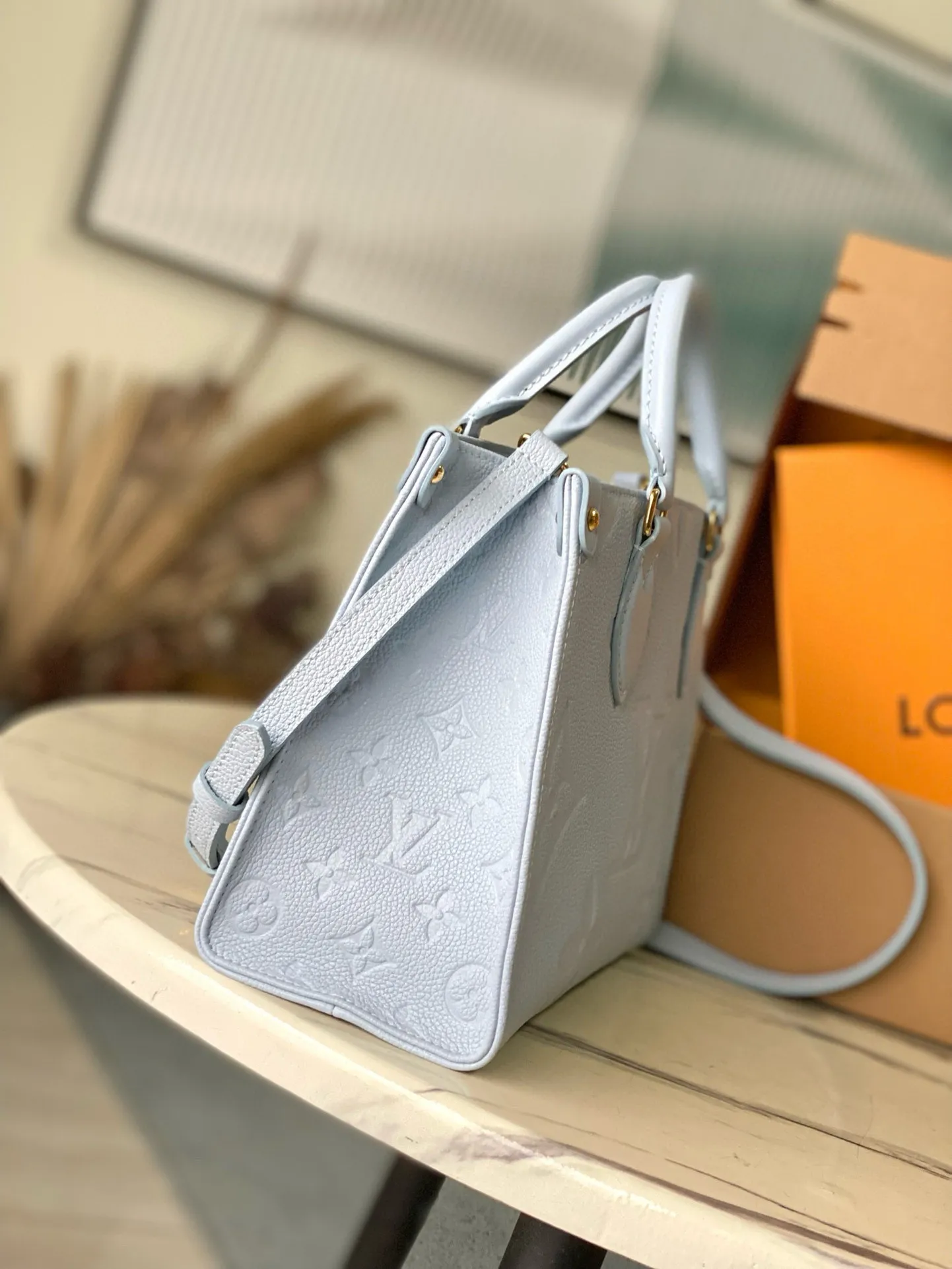 💰1040 (first-grain leather) top original M46840 blue printed Onthego small Tote bag draws inspiration from the 1968 classic Sac Plat handbag. It is made of Monogram Empreinte leather with Medium Bicolor Monogram pattern embossed to create a miniature version, which can store daily needs such as iPad Mini. Flexible handles and detachable shoulder strap enrich carrying options. Dimensions: 25 x 19 x 11.5 cm