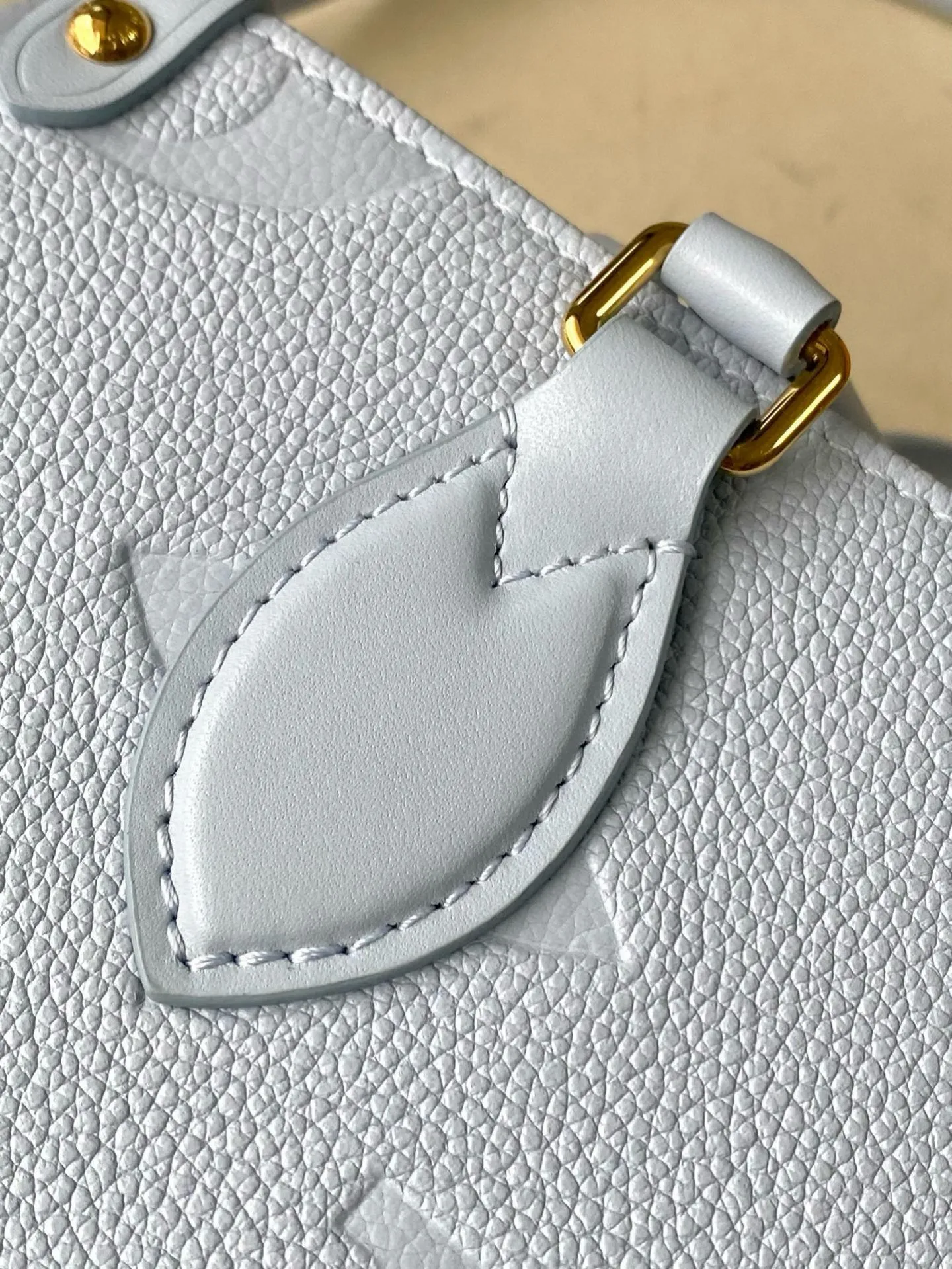 💰1040 (first-grain leather) top original M46840 blue printed Onthego small Tote bag draws inspiration from the 1968 classic Sac Plat handbag. It is made of Monogram Empreinte leather with Medium Bicolor Monogram pattern embossed to create a miniature version, which can store daily needs such as iPad Mini. Flexible handles and detachable shoulder strap enrich carrying options. Dimensions: 25 x 19 x 11.5 cm