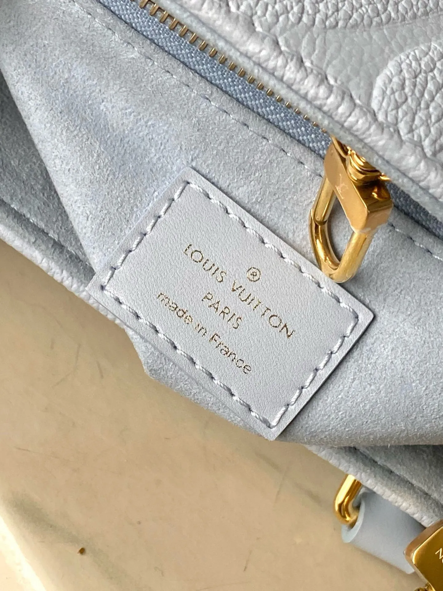 💰1040 (first-grain leather) top original M46840 blue printed Onthego small Tote bag draws inspiration from the 1968 classic Sac Plat handbag. It is made of Monogram Empreinte leather with Medium Bicolor Monogram pattern embossed to create a miniature version, which can store daily needs such as iPad Mini. Flexible handles and detachable shoulder strap enrich carrying options. Dimensions: 25 x 19 x 11.5 cm