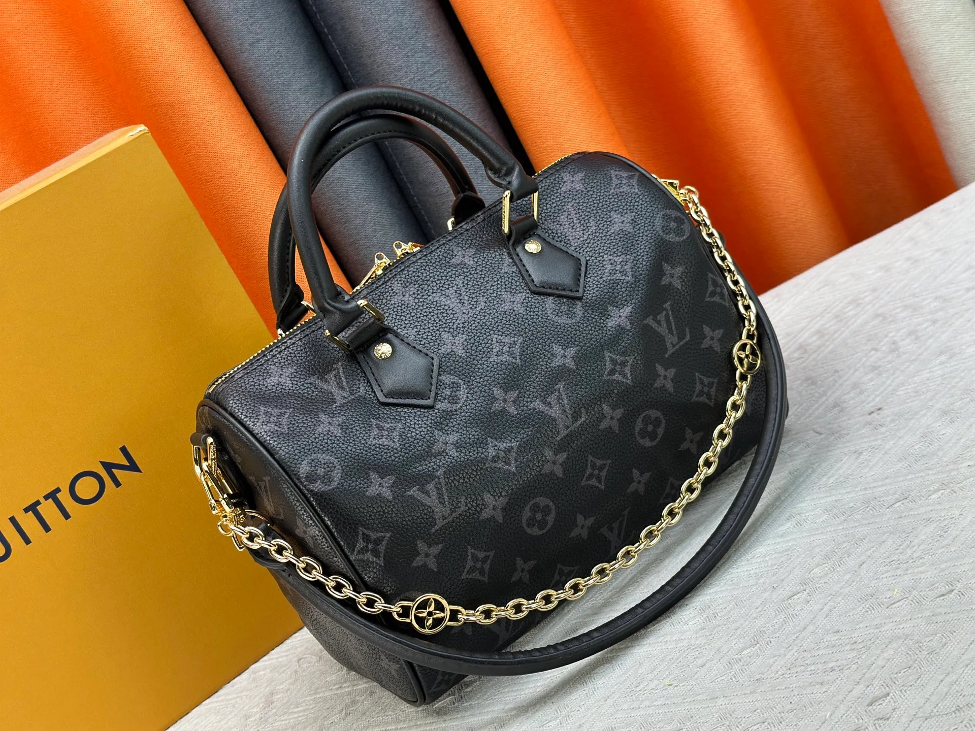 P270 Upgraded original M47186 M11323 M40390 This Speedy Soft 25 handbag renews the classic design of the Speedy handbag, using Monogram Empreinte leather and suede cowhide lining to create a light and soft structure. Whether carried by hand, cross-body or shoulder, you can create a trendy look. Dimensions: 25x19x15 cm