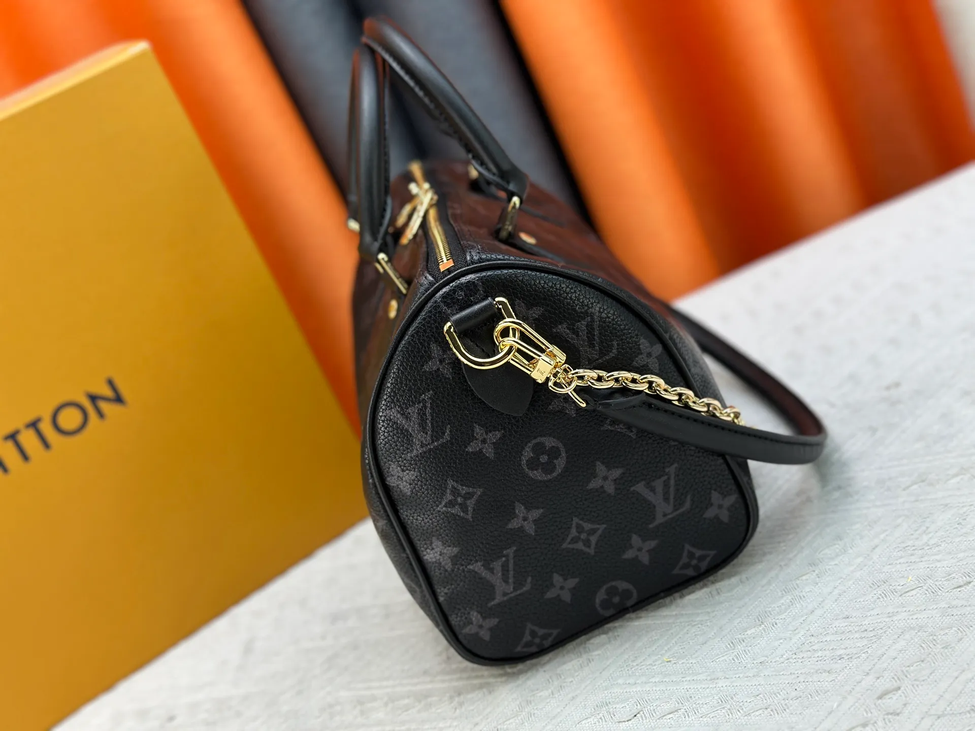 P270 Upgraded original M47186 M11323 M40390 This Speedy Soft 25 handbag renews the classic design of the Speedy handbag, using Monogram Empreinte leather and suede cowhide lining to create a light and soft structure. Whether carried by hand, cross-body or shoulder, you can create a trendy look. Dimensions: 25x19x15 cm