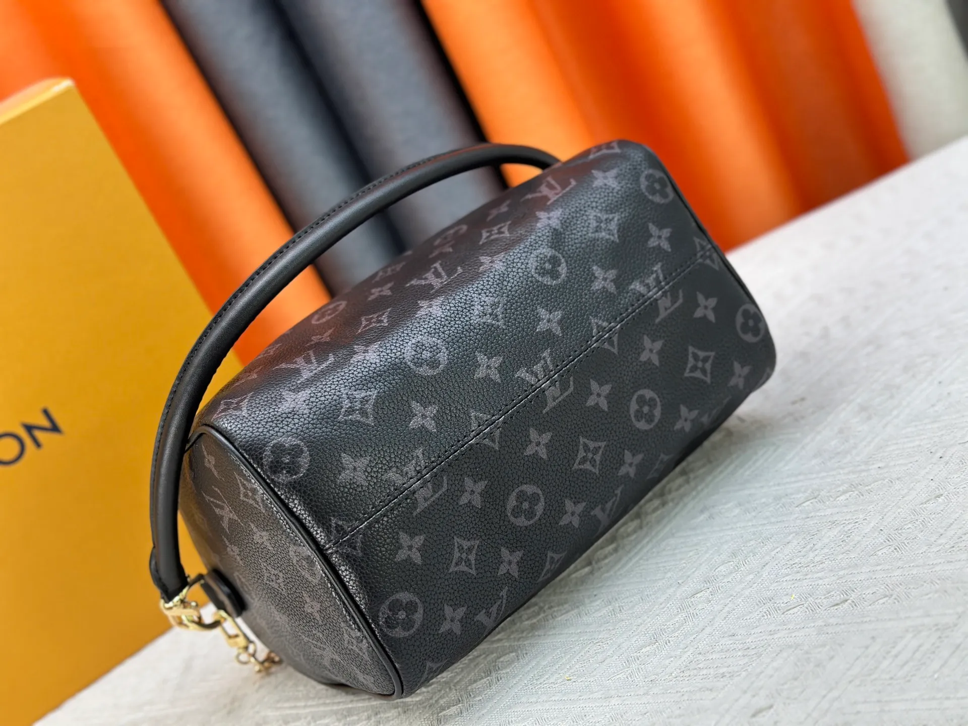 P270 Upgraded original M47186 M11323 M40390 This Speedy Soft 25 handbag renews the classic design of the Speedy handbag, using Monogram Empreinte leather and suede cowhide lining to create a light and soft structure. Whether carried by hand, cross-body or shoulder, you can create a trendy look. Dimensions: 25x19x15 cm