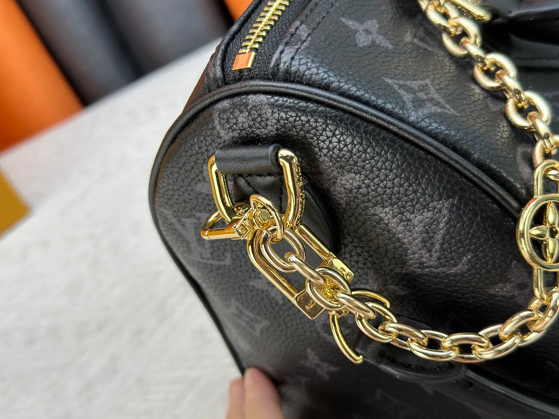 P270 Upgraded original M47186 M11323 M40390 This Speedy Soft 25 handbag renews the classic design of the Speedy handbag, using Monogram Empreinte leather and suede cowhide lining to create a light and soft structure. Whether carried by hand, cross-body or shoulder, you can create a trendy look. Dimensions: 25x19x15 cm