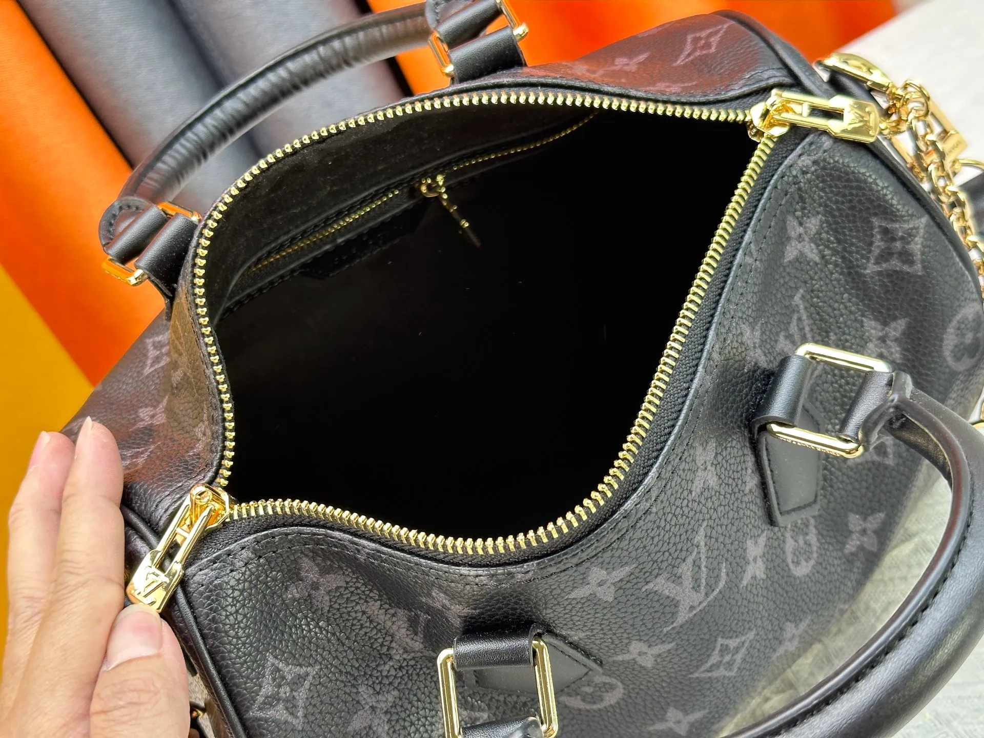 P270 Upgraded original M47186 M11323 M40390 This Speedy Soft 25 handbag renews the classic design of the Speedy handbag, using Monogram Empreinte leather and suede cowhide lining to create a light and soft structure. Whether carried by hand, cross-body or shoulder, you can create a trendy look. Dimensions: 25x19x15 cm