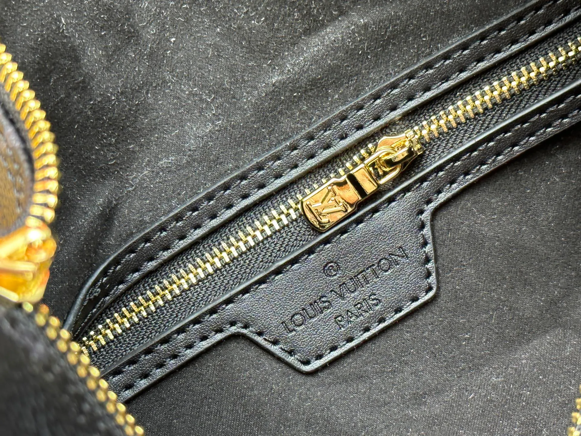 P270 Upgraded original M47186 M11323 M40390 This Speedy Soft 25 handbag renews the classic design of the Speedy handbag, using Monogram Empreinte leather and suede cowhide lining to create a light and soft structure. Whether carried by hand, cross-body or shoulder, you can create a trendy look. Dimensions: 25x19x15 cm