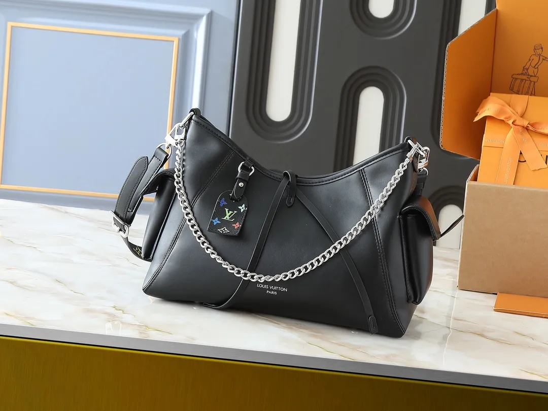 💰260💰Upgraded from the original M25143 M24861 M12583 M12579 M12919 M13105 This small CarryAll Cargo handbag is made of soft sheep leather with a fashionable micro-wrinkle effect, and is paired with polished metal parts and a lazy configuration on a deep background, making it a perfect choice for day and night occasions. The detachable shoulder strap and chain strap allow for a variety of styling possibilities. Dimensions: 23 x 15 x 33.5 cm (H x W x Length)