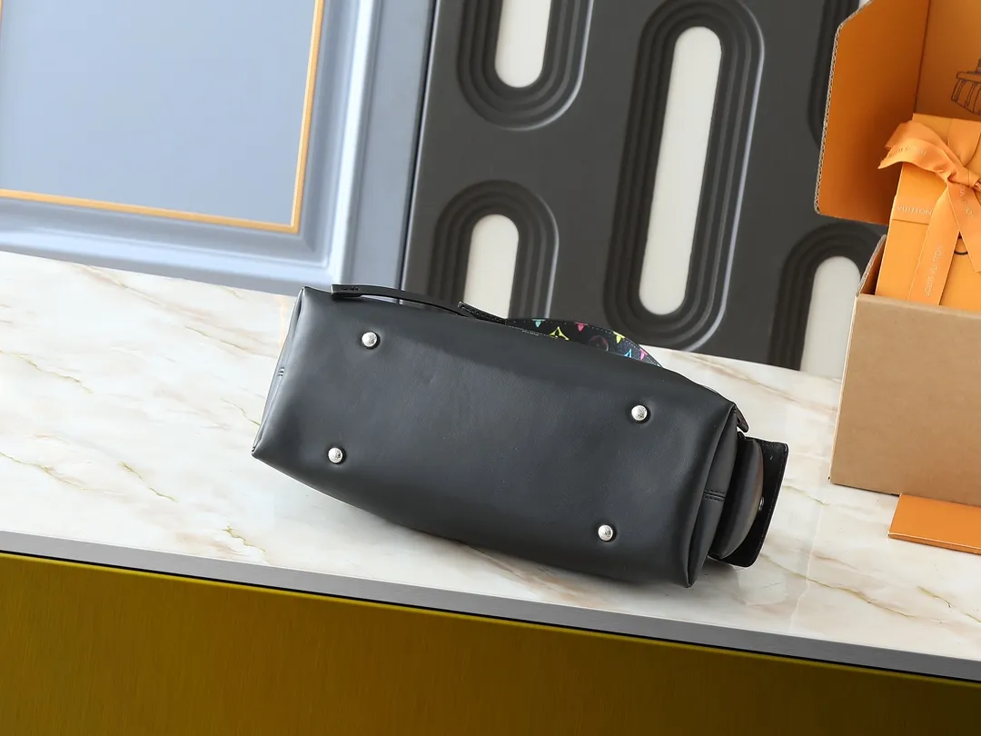 💰260💰Upgraded from the original M25143 M24861 M12583 M12579 M12919 M13105 This small CarryAll Cargo handbag is made of soft sheep leather with a fashionable micro-wrinkle effect, and is paired with polished metal parts and a lazy configuration on a deep background, making it a perfect choice for day and night occasions. The detachable shoulder strap and chain strap allow for a variety of styling possibilities. Dimensions: 23 x 15 x 33.5 cm (H x W x Length)