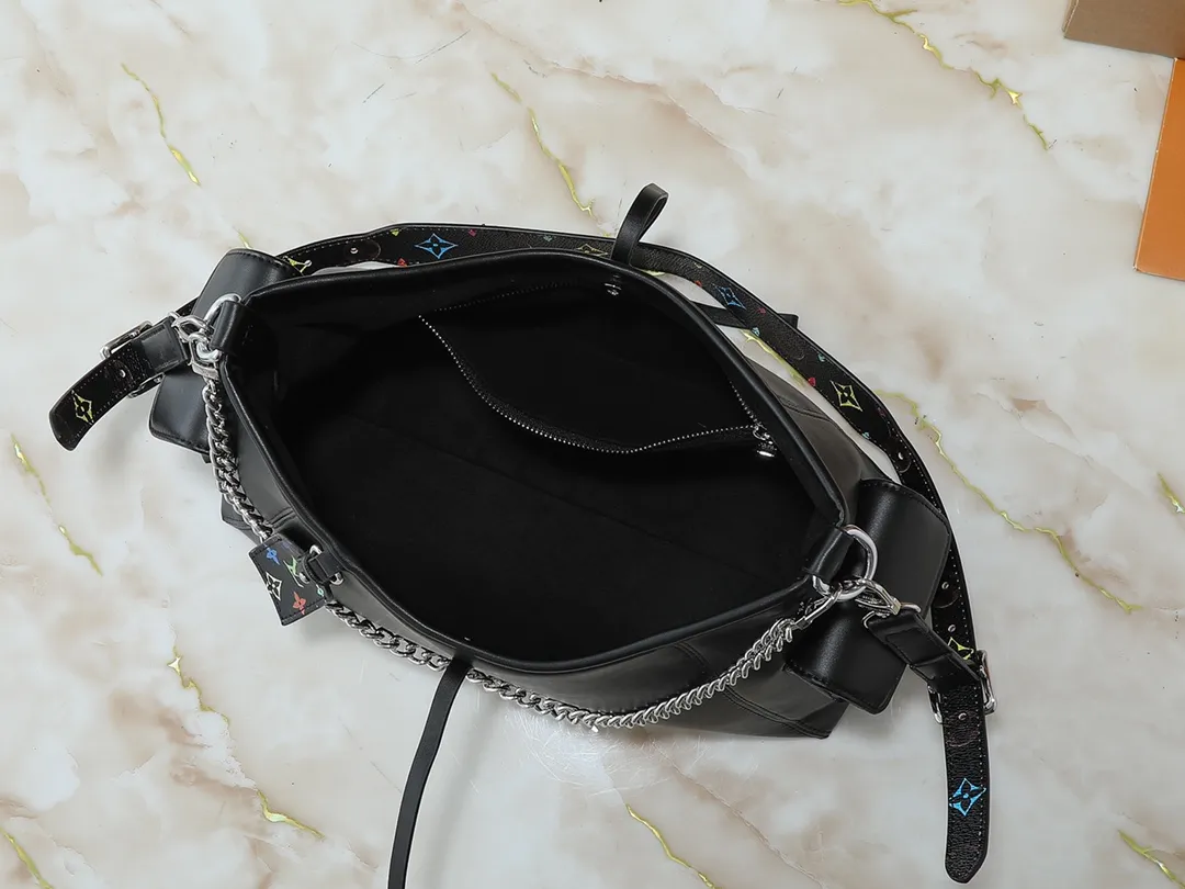 💰260💰Upgraded from the original M25143 M24861 M12583 M12579 M12919 M13105 This small CarryAll Cargo handbag is made of soft sheep leather with a fashionable micro-wrinkle effect, and is paired with polished metal parts and a lazy configuration on a deep background, making it a perfect choice for day and night occasions. The detachable shoulder strap and chain strap allow for a variety of styling possibilities. Dimensions: 23 x 15 x 33.5 cm (H x W x Length)
