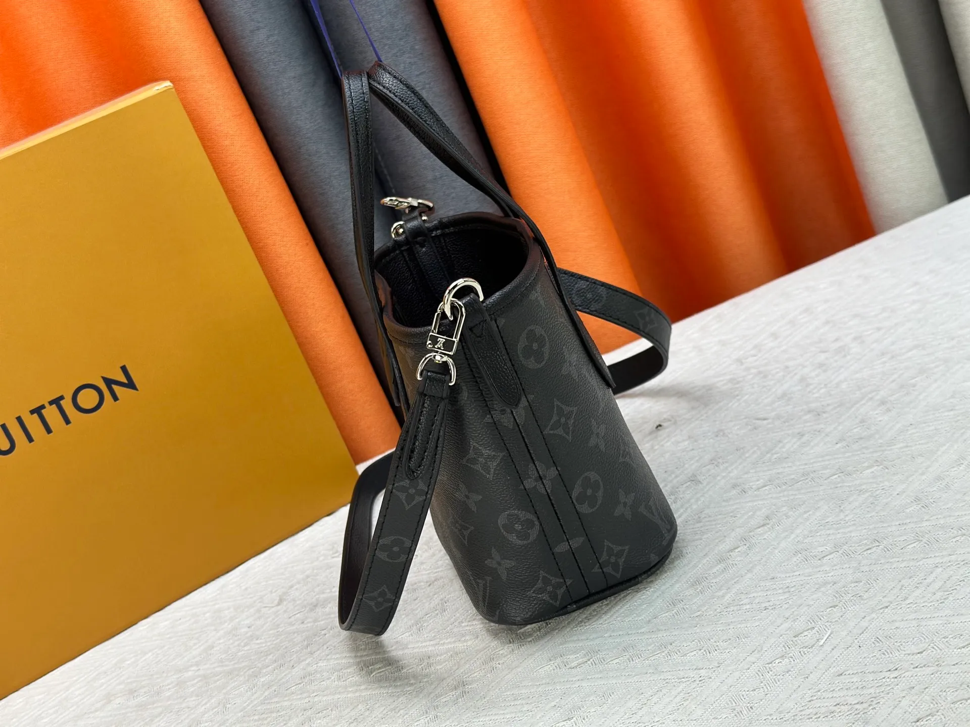 P240 M25656 M12099 Upgraded original Neverfull Bandouliere Inside Out BB handbag is a double-sided version of the classic design this season, with the front and back decorated with iconic Monogram canvas and grained leather. The removable zipper bag can be used alone or hung externally. The detachable shoulder strap makes it easy to wear cross-body, and the dazzling metal hardware adds a sophisticated detail. Dimensions: 26.5 × 16.5 × 11 cm
