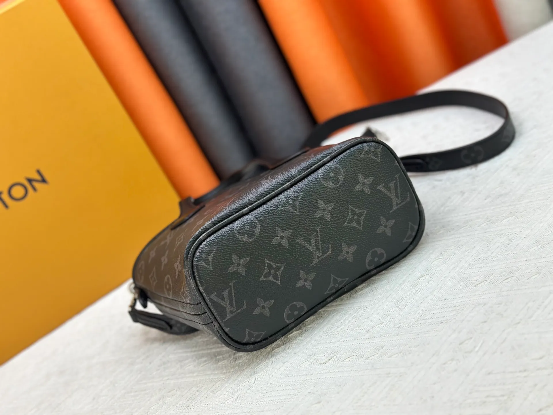 P240 M25656 M12099 Upgraded original Neverfull Bandouliere Inside Out BB handbag is a double-sided version of the classic design this season, with the front and back decorated with iconic Monogram canvas and grained leather. The removable zipper bag can be used alone or hung externally. The detachable shoulder strap makes it easy to wear cross-body, and the dazzling metal hardware adds a sophisticated detail. Dimensions: 26.5 × 16.5 × 11 cm