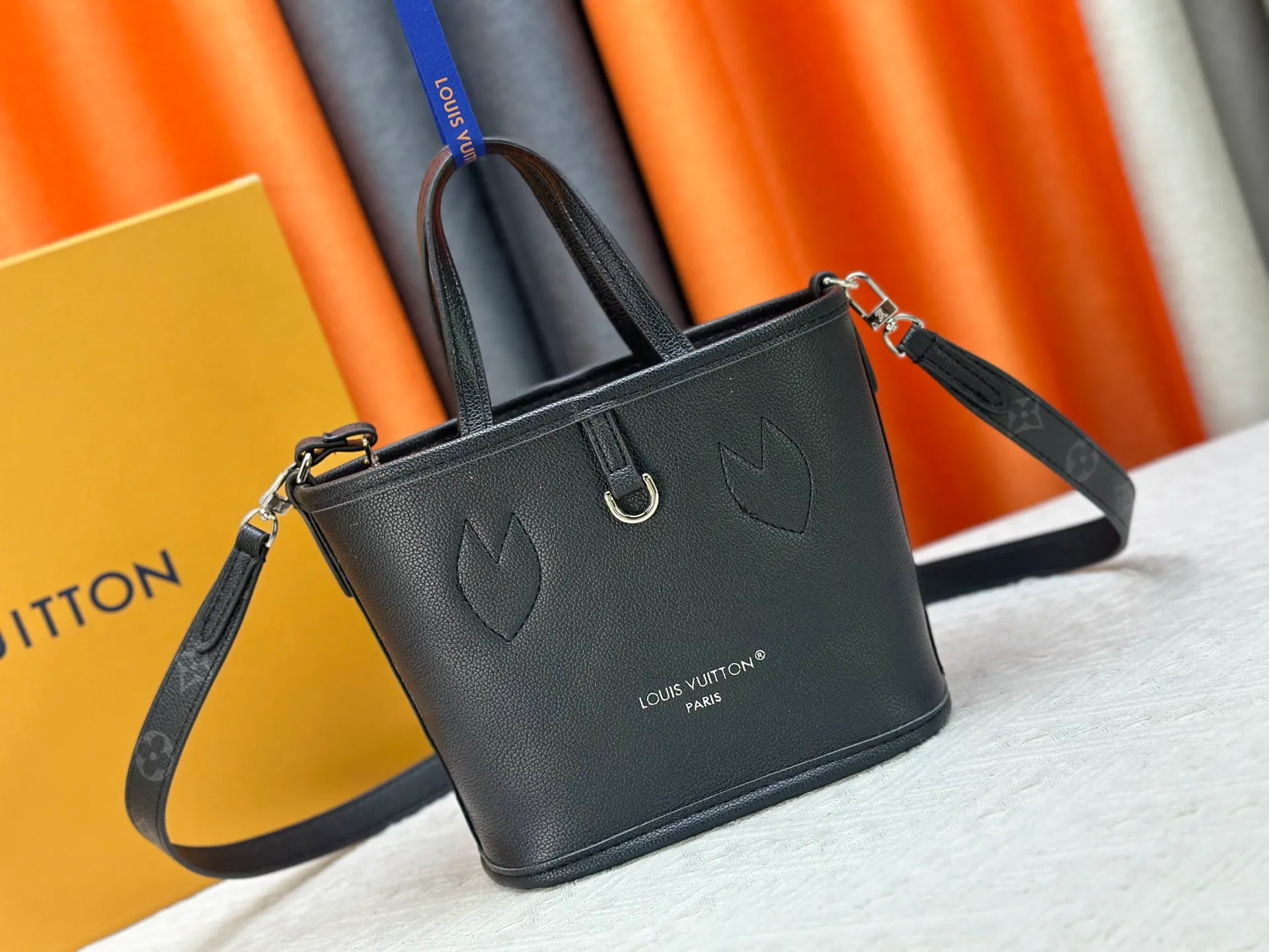 P240 M25656 M12099 Upgraded original Neverfull Bandouliere Inside Out BB handbag is a double-sided version of the classic design this season, with the front and back decorated with iconic Monogram canvas and grained leather. The removable zipper bag can be used alone or hung externally. The detachable shoulder strap makes it easy to wear cross-body, and the dazzling metal hardware adds a sophisticated detail. Dimensions: 26.5 × 16.5 × 11 cm