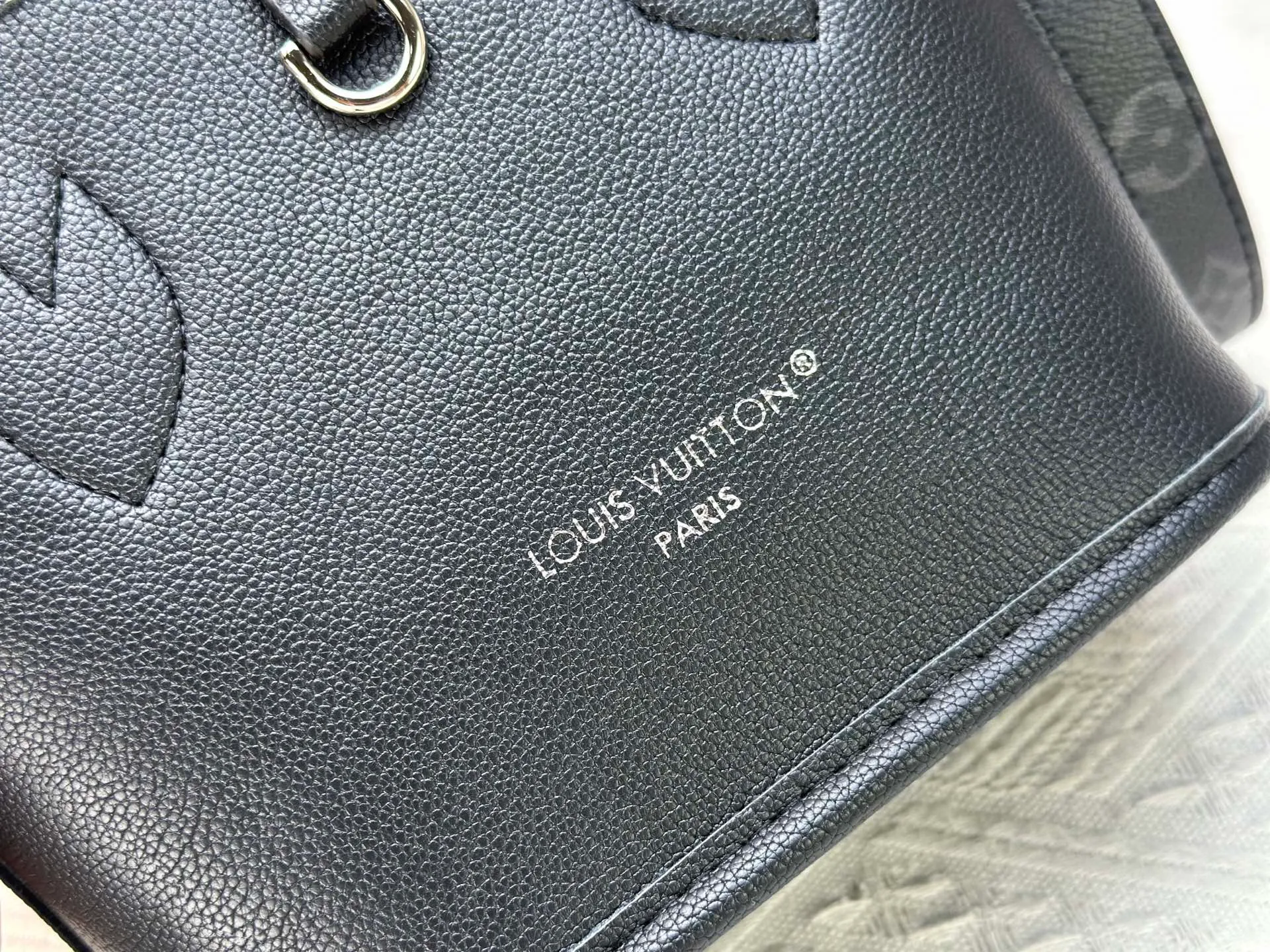P240 M25656 M12099 Upgraded original Neverfull Bandouliere Inside Out BB handbag is a double-sided version of the classic design this season, with the front and back decorated with iconic Monogram canvas and grained leather. The removable zipper bag can be used alone or hung externally. The detachable shoulder strap makes it easy to wear cross-body, and the dazzling metal hardware adds a sophisticated detail. Dimensions: 26.5 × 16.5 × 11 cm