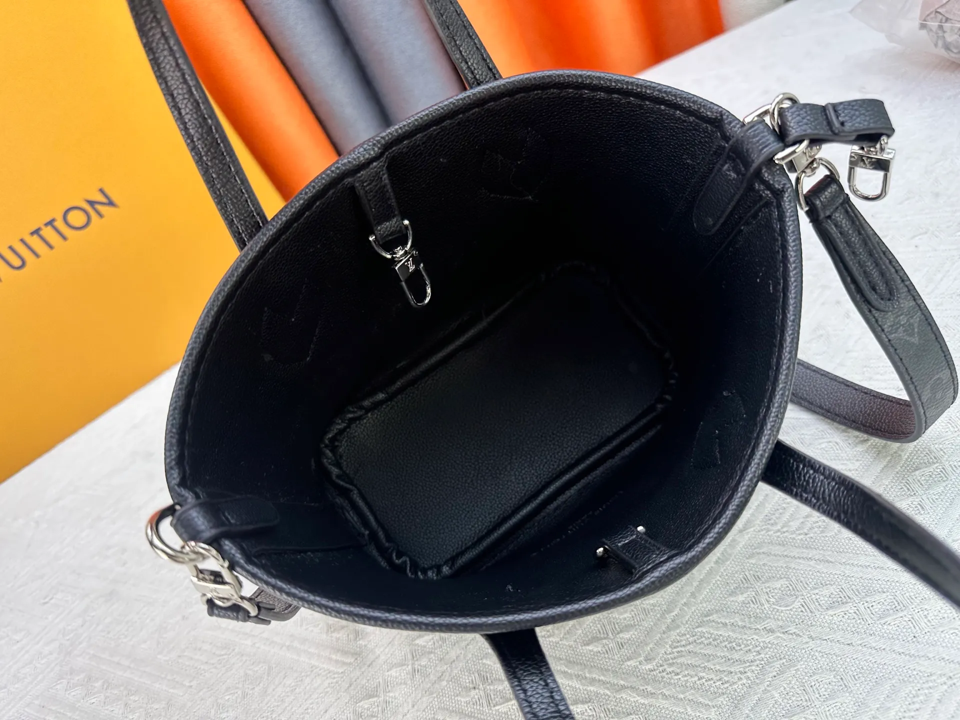 P240 M25656 M12099 Upgraded original Neverfull Bandouliere Inside Out BB handbag is a double-sided version of the classic design this season, with the front and back decorated with iconic Monogram canvas and grained leather. The removable zipper bag can be used alone or hung externally. The detachable shoulder strap makes it easy to wear cross-body, and the dazzling metal hardware adds a sophisticated detail. Dimensions: 26.5 × 16.5 × 11 cm
