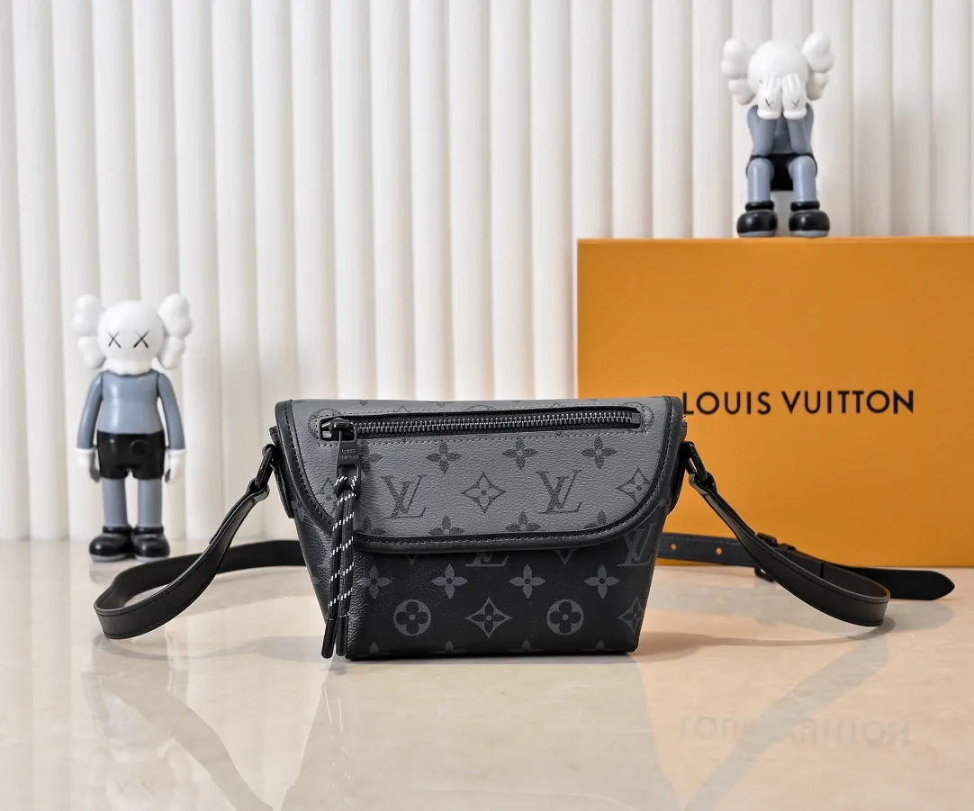 💰220💰Upgraded from the original M12681 M12806 M12636 This Pulse mini handbag is made of Monogram Eclipse coated canvas, conveying modern style with simple lines and sporty elements. Its compact construction houses the main compartment and a zipped pocket on the flap with a corded zipper pull. 16 x 5 x 22.5 cm (height x width x length)