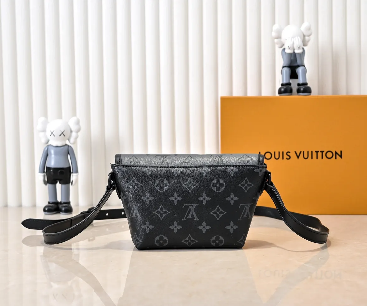💰220💰Upgraded from the original M12681 M12806 M12636 This Pulse mini handbag is made of Monogram Eclipse coated canvas, conveying modern style with simple lines and sporty elements. Its compact construction houses the main compartment and a zipped pocket on the flap with a corded zipper pull. 16 x 5 x 22.5 cm (height x width x length)
