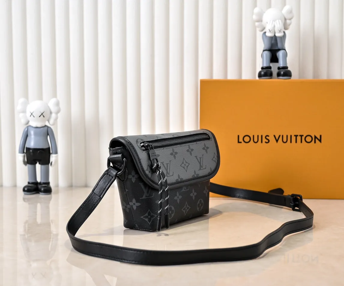 💰220💰Upgraded from the original M12681 M12806 M12636 This Pulse mini handbag is made of Monogram Eclipse coated canvas, conveying modern style with simple lines and sporty elements. Its compact construction houses the main compartment and a zipped pocket on the flap with a corded zipper pull. 16 x 5 x 22.5 cm (height x width x length)