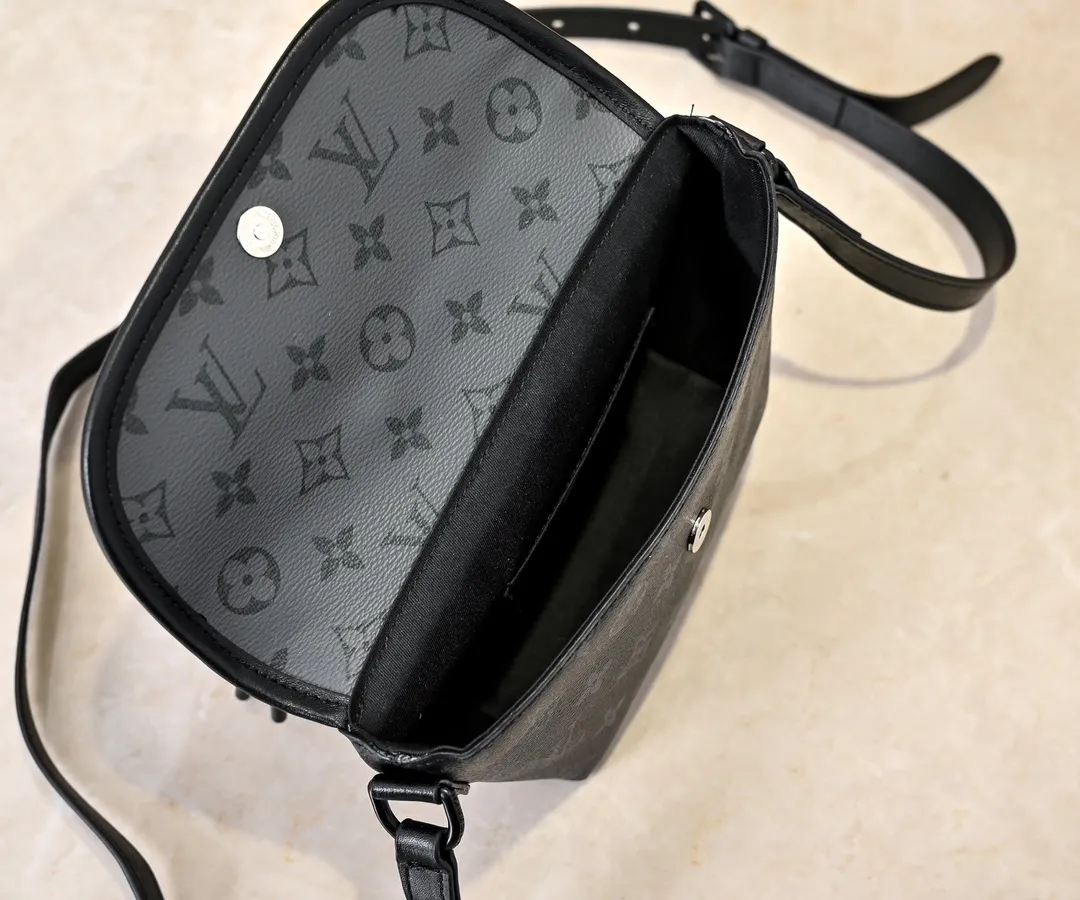 💰220💰Upgraded from the original M12681 M12806 M12636 This Pulse mini handbag is made of Monogram Eclipse coated canvas, conveying modern style with simple lines and sporty elements. Its compact construction houses the main compartment and a zipped pocket on the flap with a corded zipper pull. 16 x 5 x 22.5 cm (height x width x length)