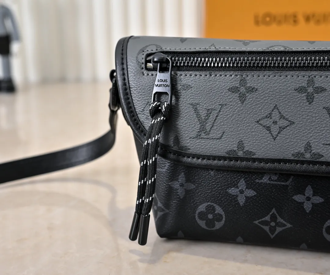 💰220💰Upgraded from the original M12681 M12806 M12636 This Pulse mini handbag is made of Monogram Eclipse coated canvas, conveying modern style with simple lines and sporty elements. Its compact construction houses the main compartment and a zipped pocket on the flap with a corded zipper pull. 16 x 5 x 22.5 cm (height x width x length)