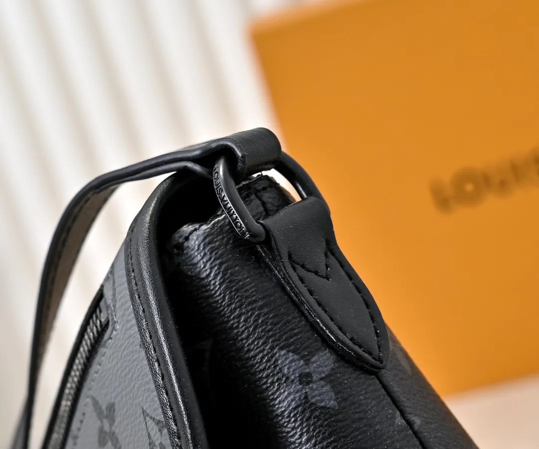 💰220💰Upgraded from the original M12681 M12806 M12636 This Pulse mini handbag is made of Monogram Eclipse coated canvas, conveying modern style with simple lines and sporty elements. Its compact construction houses the main compartment and a zipped pocket on the flap with a corded zipper pull. 16 x 5 x 22.5 cm (height x width x length)