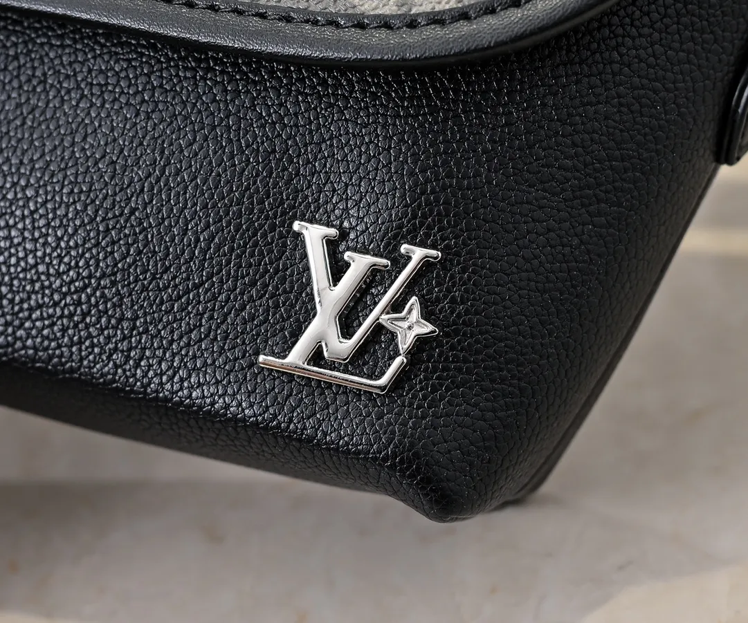 💰220💰Upgraded from the original M12681 M12806 M12636 This Pulse mini handbag is made of Monogram Eclipse coated canvas, conveying modern style with simple lines and sporty elements. Its compact construction houses the main compartment and a zipped pocket on the flap with a corded zipper pull. 16 x 5 x 22.5 cm (height x width x length)