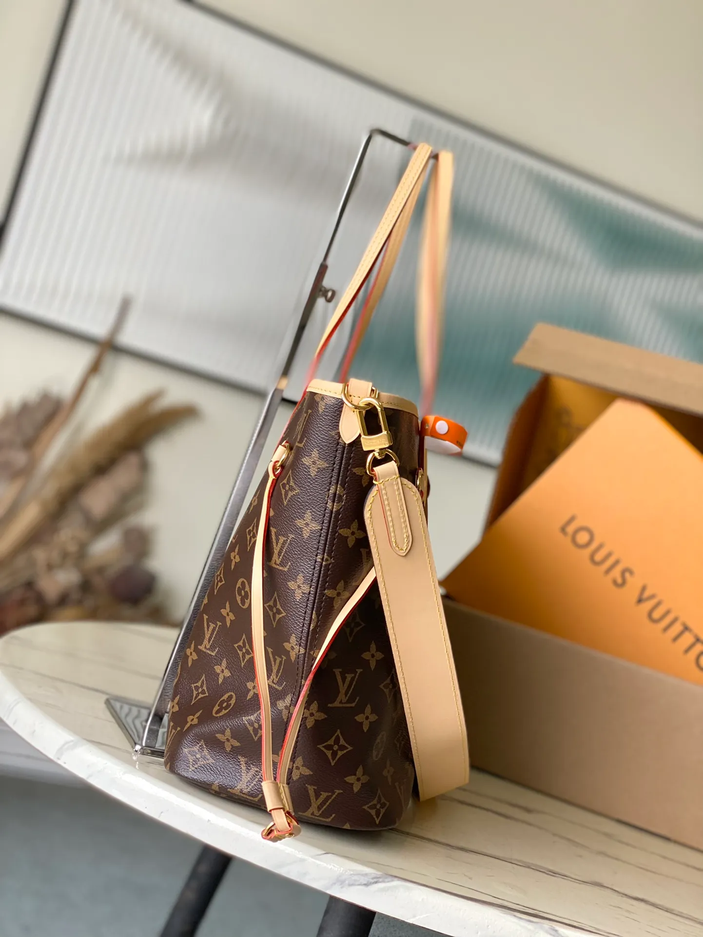 💰1080 Top original single M11948 Medium Neverfull Bandouliere Inside Out GM uses Monogram canvas and embossed fabric to perform a double-sided design, and then makes the elegant bag body reflect the delicate luster of the metal parts, injecting new season interest into the classic configuration. With the side hook closure and detachable shoulder strap, it can easily be transformed into a Hobo handbag or crossbody bag. Dimensions: 31 × 28 × 14 cm
