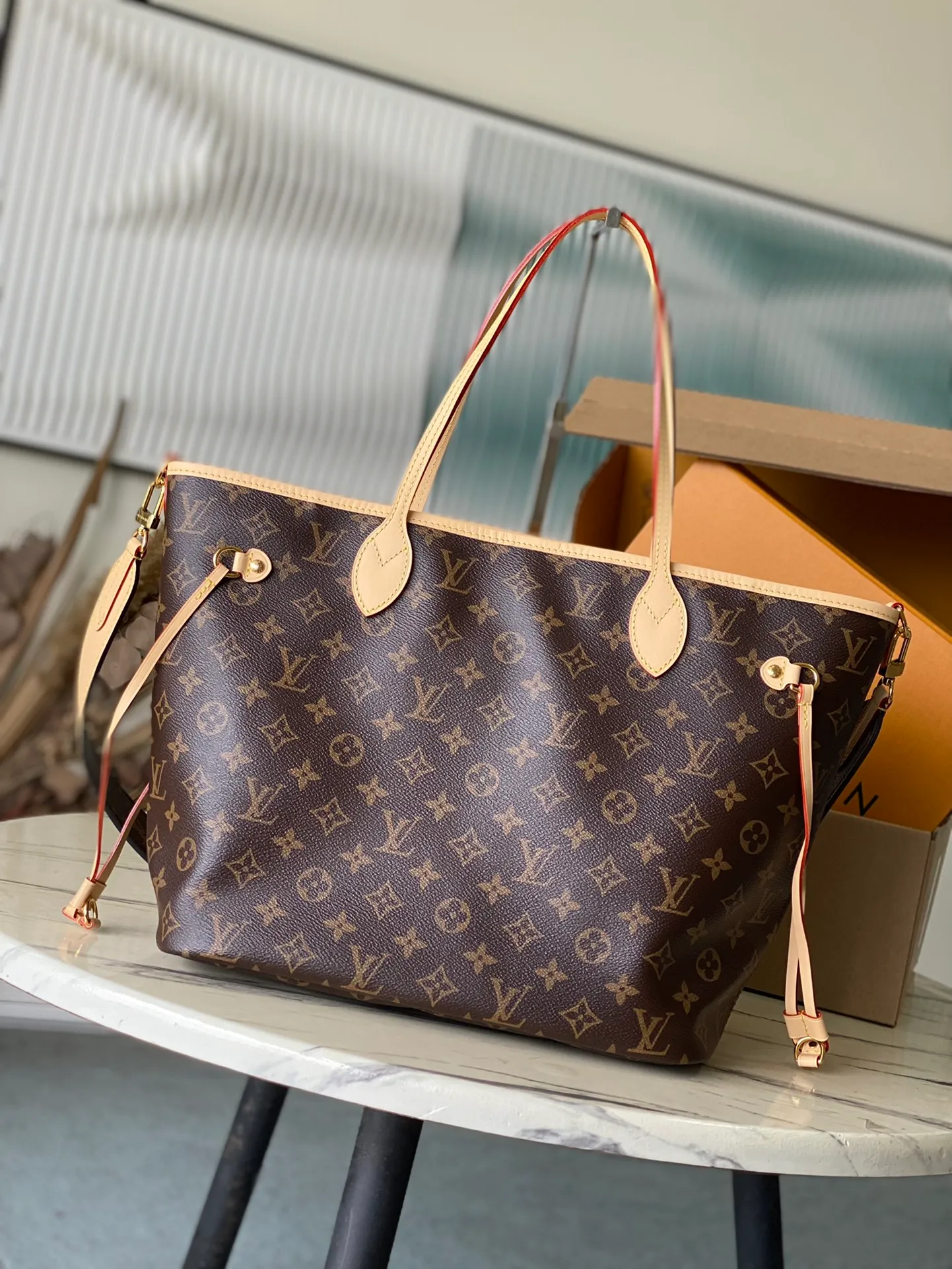 💰1080 Top original single M11948 Medium Neverfull Bandouliere Inside Out GM uses Monogram canvas and embossed fabric to perform a double-sided design, and then makes the elegant bag body reflect the delicate luster of the metal parts, injecting new season interest into the classic configuration. With the side hook closure and detachable shoulder strap, it can easily be transformed into a Hobo handbag or crossbody bag. Dimensions: 31 × 28 × 14 cm