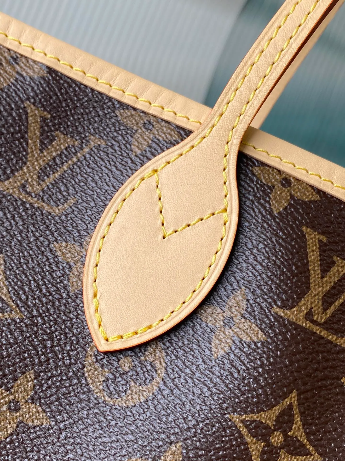 💰1080 Top original single M11948 Medium Neverfull Bandouliere Inside Out GM uses Monogram canvas and embossed fabric to perform a double-sided design, and then makes the elegant bag body reflect the delicate luster of the metal parts, injecting new season interest into the classic configuration. With the side hook closure and detachable shoulder strap, it can easily be transformed into a Hobo handbag or crossbody bag. Dimensions: 31 × 28 × 14 cm