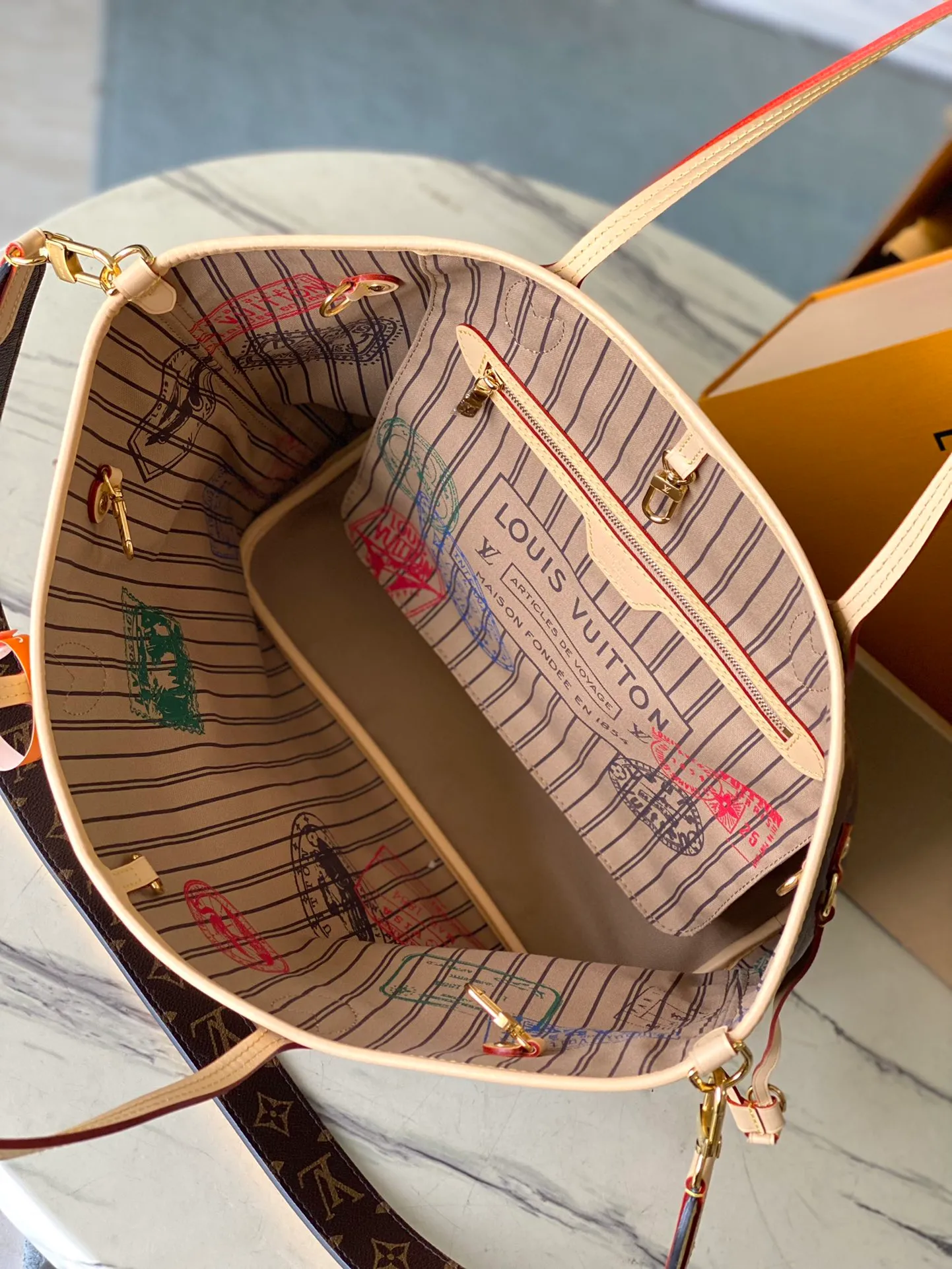 💰1080 Top original single M11948 Medium Neverfull Bandouliere Inside Out GM uses Monogram canvas and embossed fabric to perform a double-sided design, and then makes the elegant bag body reflect the delicate luster of the metal parts, injecting new season interest into the classic configuration. With the side hook closure and detachable shoulder strap, it can easily be transformed into a Hobo handbag or crossbody bag. Dimensions: 31 × 28 × 14 cm