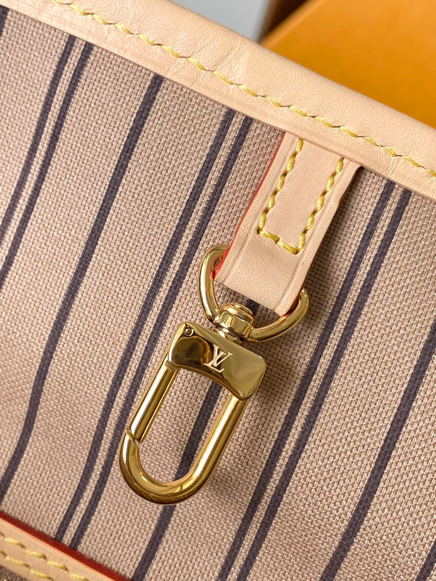 💰1080 Top original single M11948 Medium Neverfull Bandouliere Inside Out GM uses Monogram canvas and embossed fabric to perform a double-sided design, and then makes the elegant bag body reflect the delicate luster of the metal parts, injecting new season interest into the classic configuration. With the side hook closure and detachable shoulder strap, it can easily be transformed into a Hobo handbag or crossbody bag. Dimensions: 31 × 28 × 14 cm
